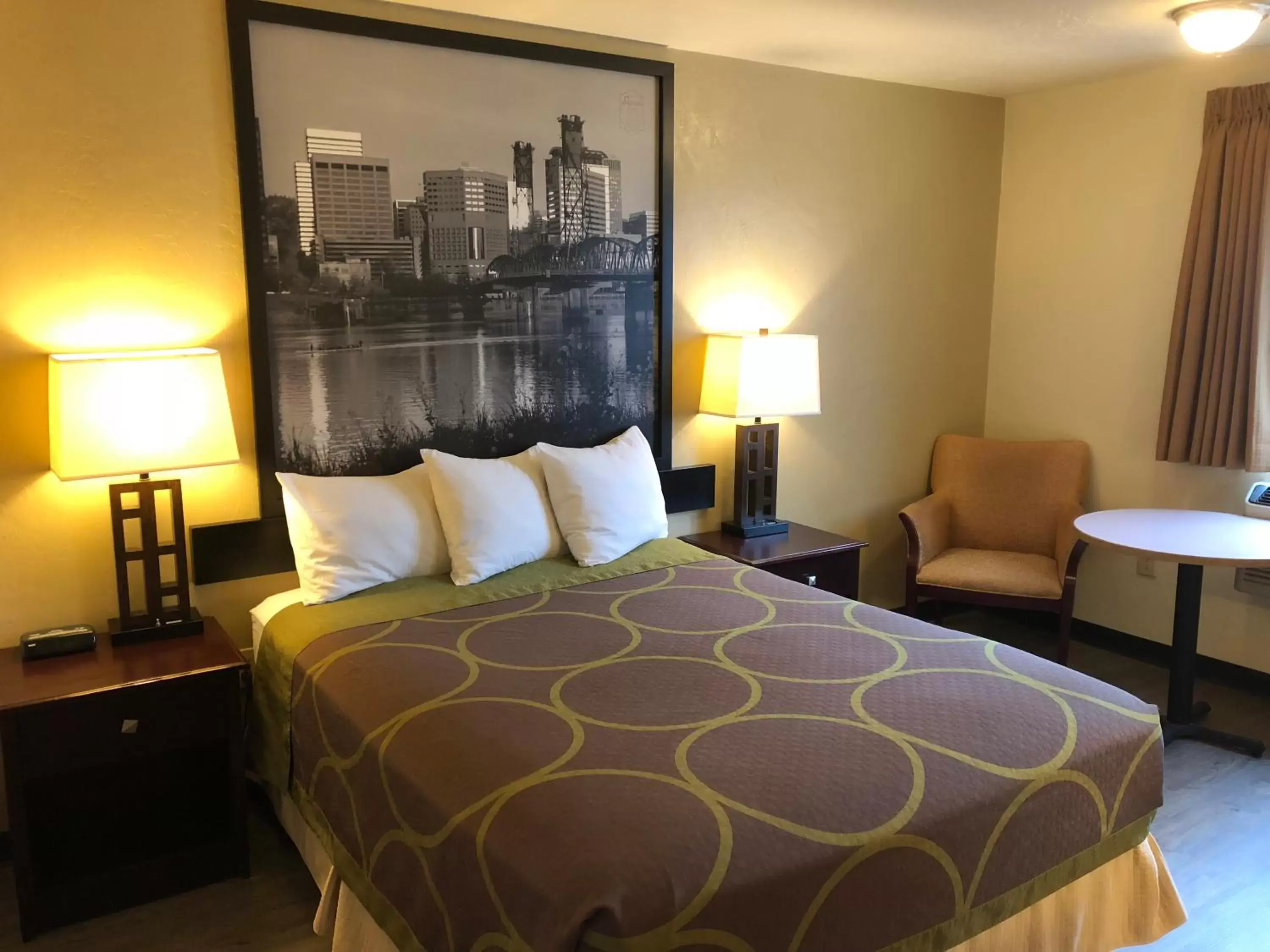 Queen Room - Smoking in Super 8 by Wyndham Woodburn Queen Room - Smoking in Super 8 by Wyndham Woodburn