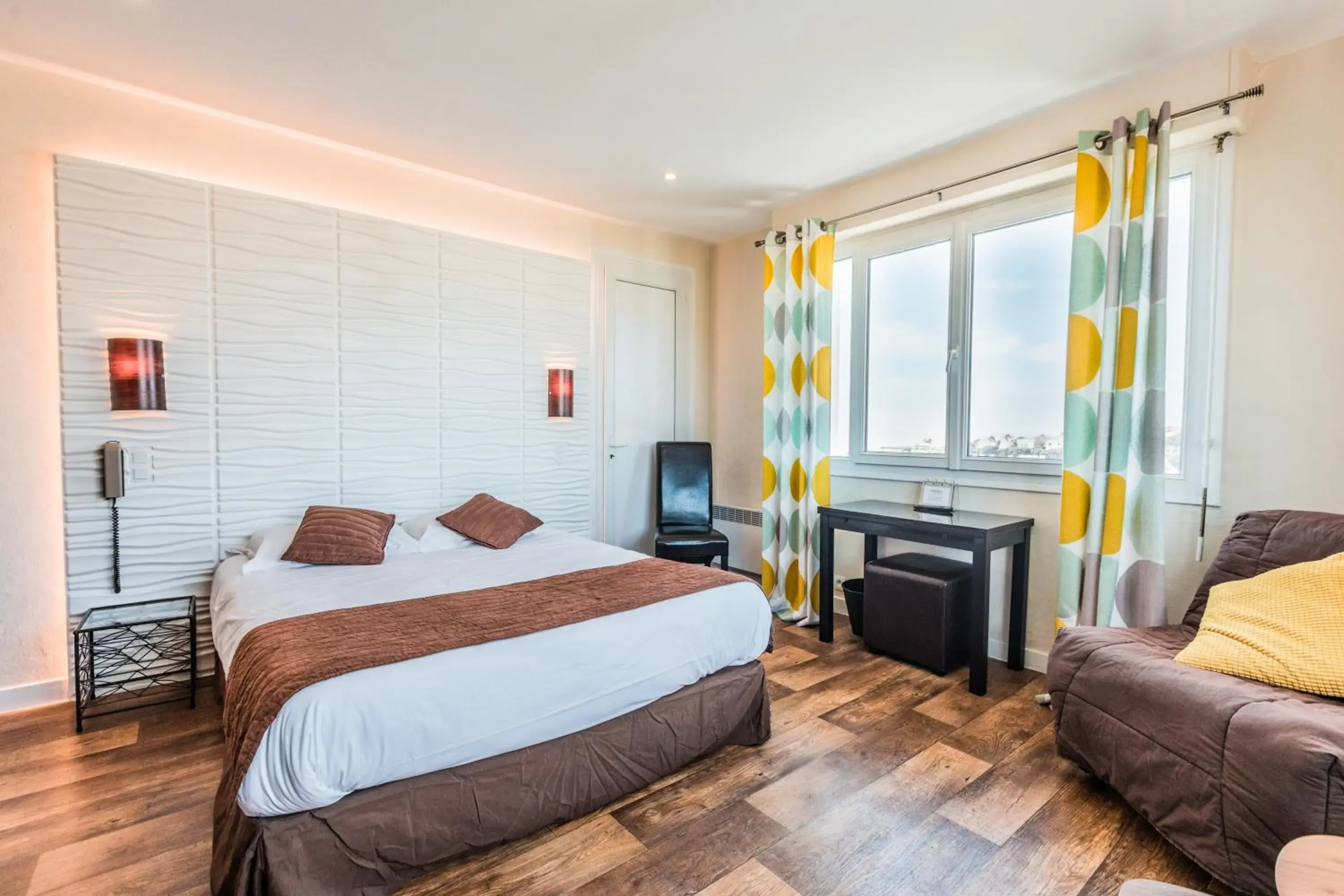 Large Double Room (2 Adults + 2 Children) in Hotel Belle Vue Royan Large Double Room (2 Adults + 2 Children) in Hotel Belle Vue Royan