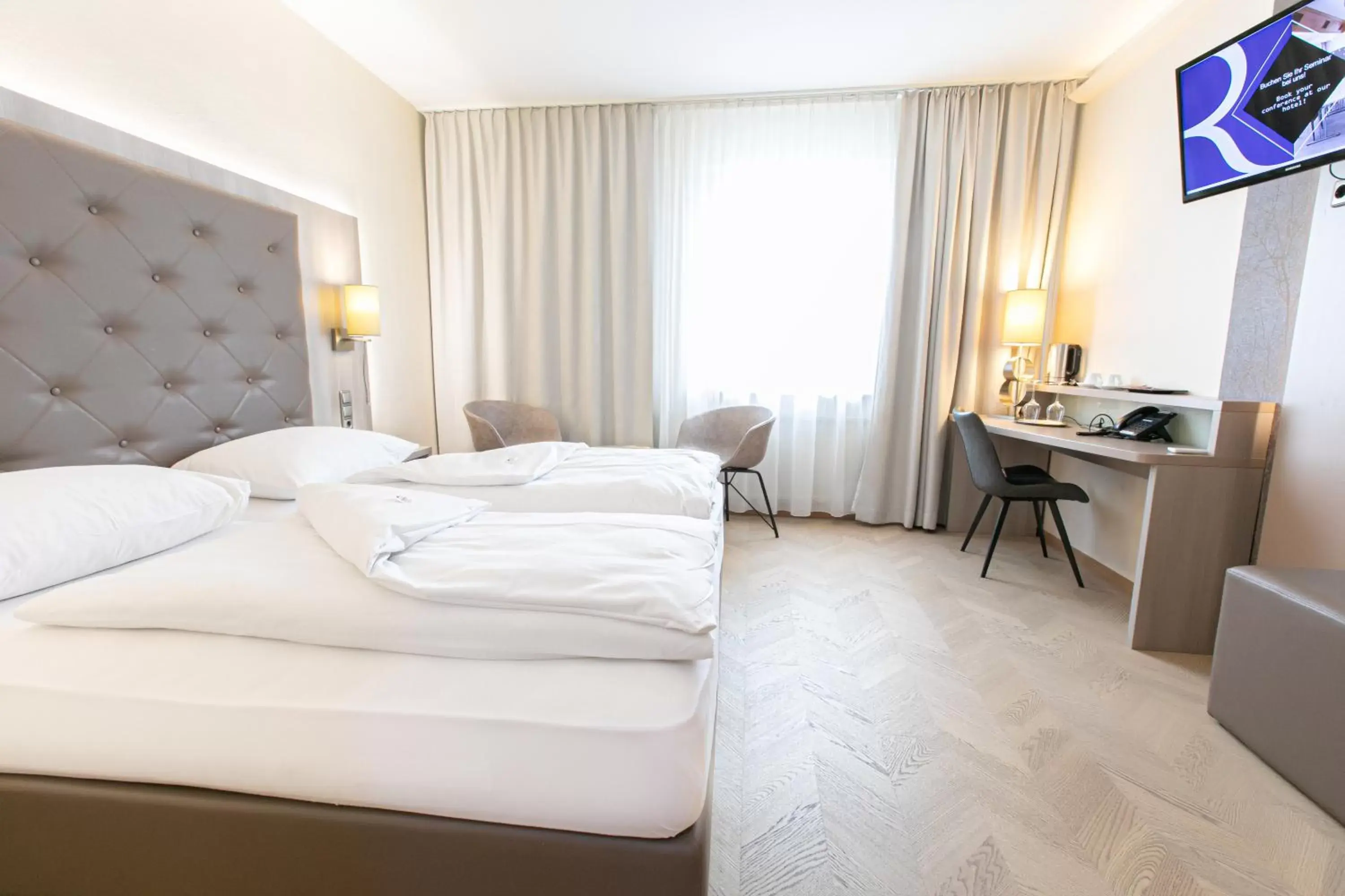Double Room in Das Reinisch Airport Hotel & Restaurant Double Room in Das Reinisch Airport Hotel & Restaurant