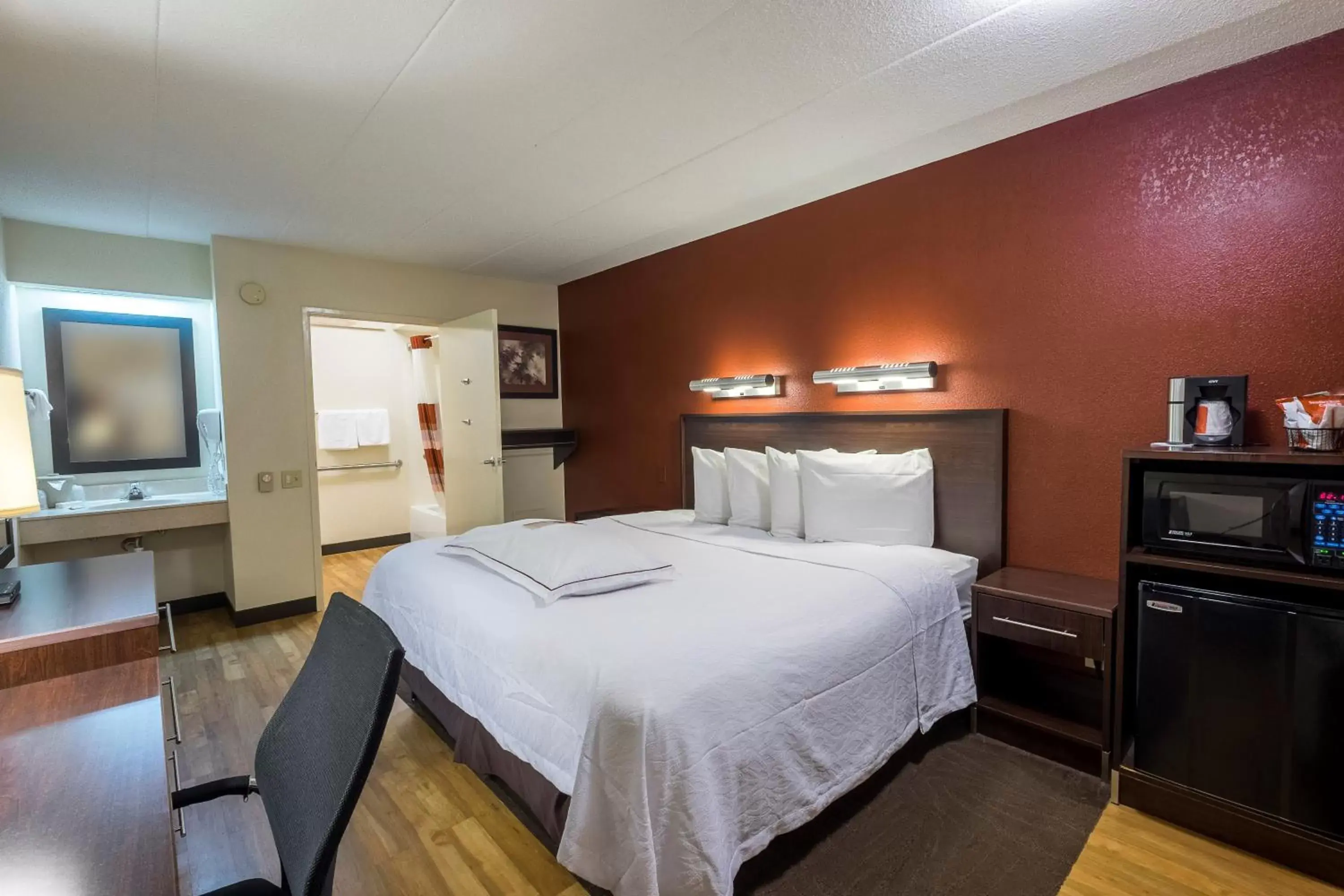 Premium King Room Disability Access Smoke Free (Upgraded Bedding & Snack Box) in Red Roof Inn PLUS+ University at Buffalo - Amherst Premium King Room Disability Access Smoke Free (Upgraded Bedding & Snack Box) in Red Roof Inn PLUS+ University at Buffalo - Amherst