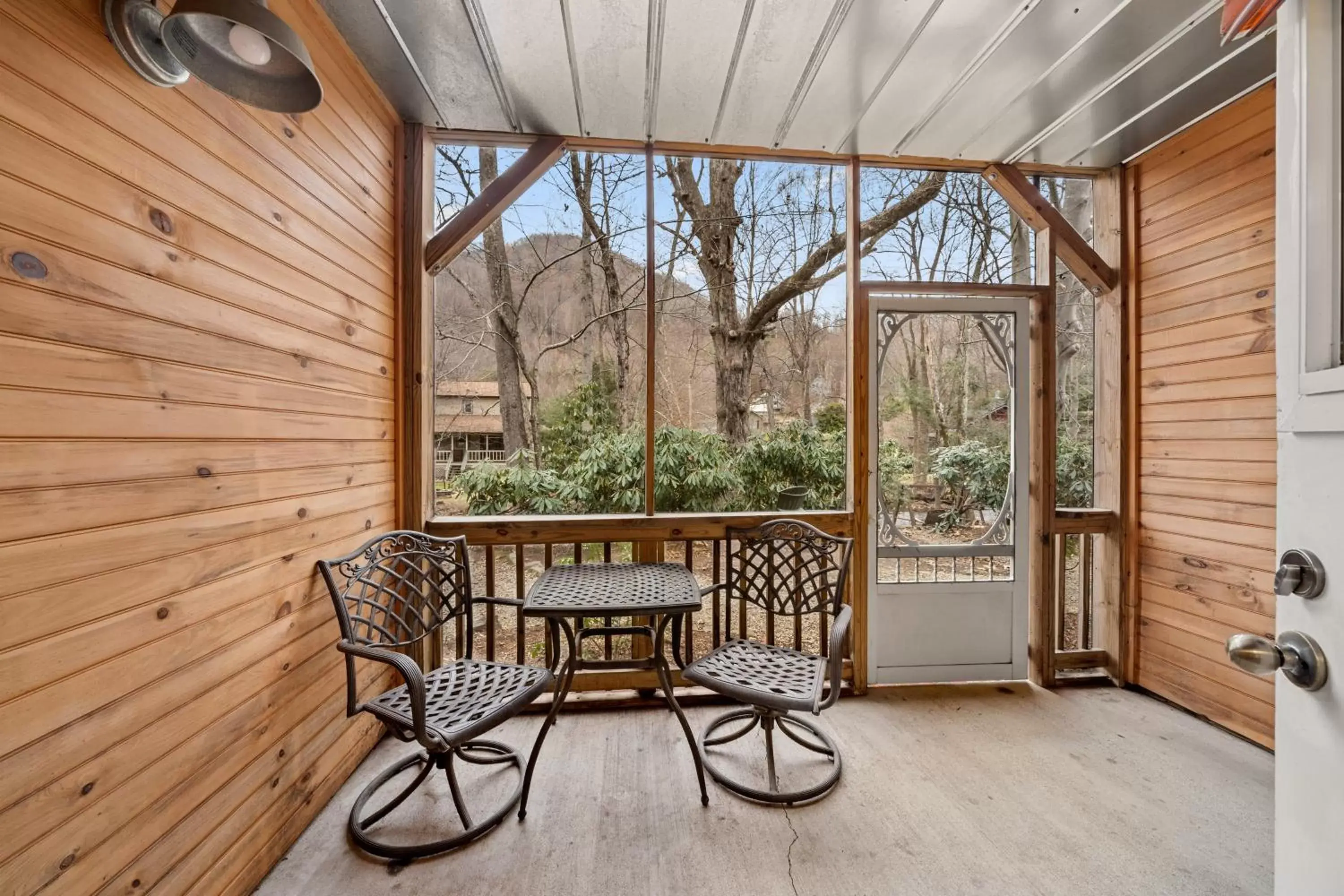 Superior Queen Room in Jonathan Creek Inn and Villas Superior Queen Room in Jonathan Creek Inn and Villas