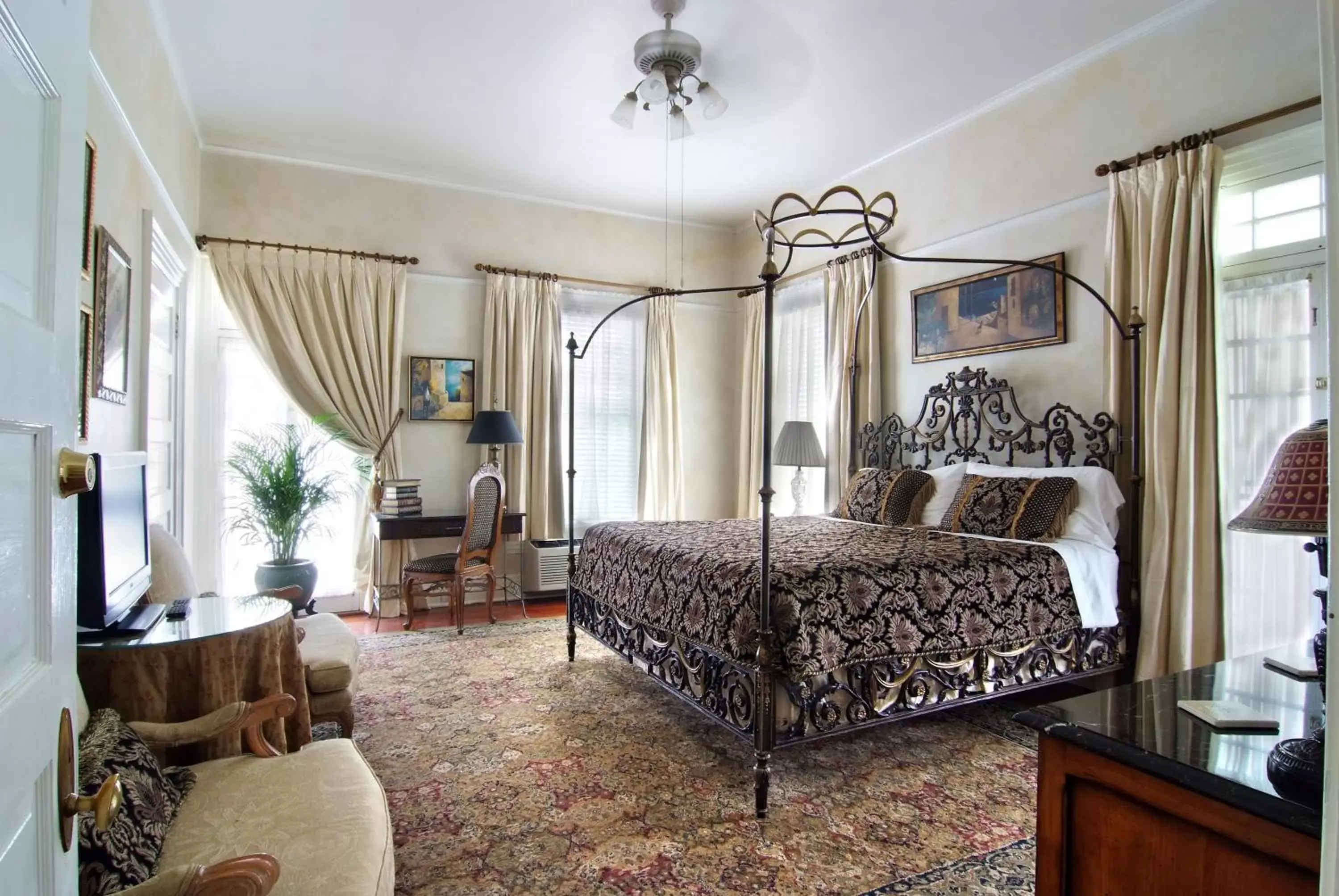 Deluxe King Room in Historic Michabelle Inn Deluxe King Room in Historic Michabelle Inn