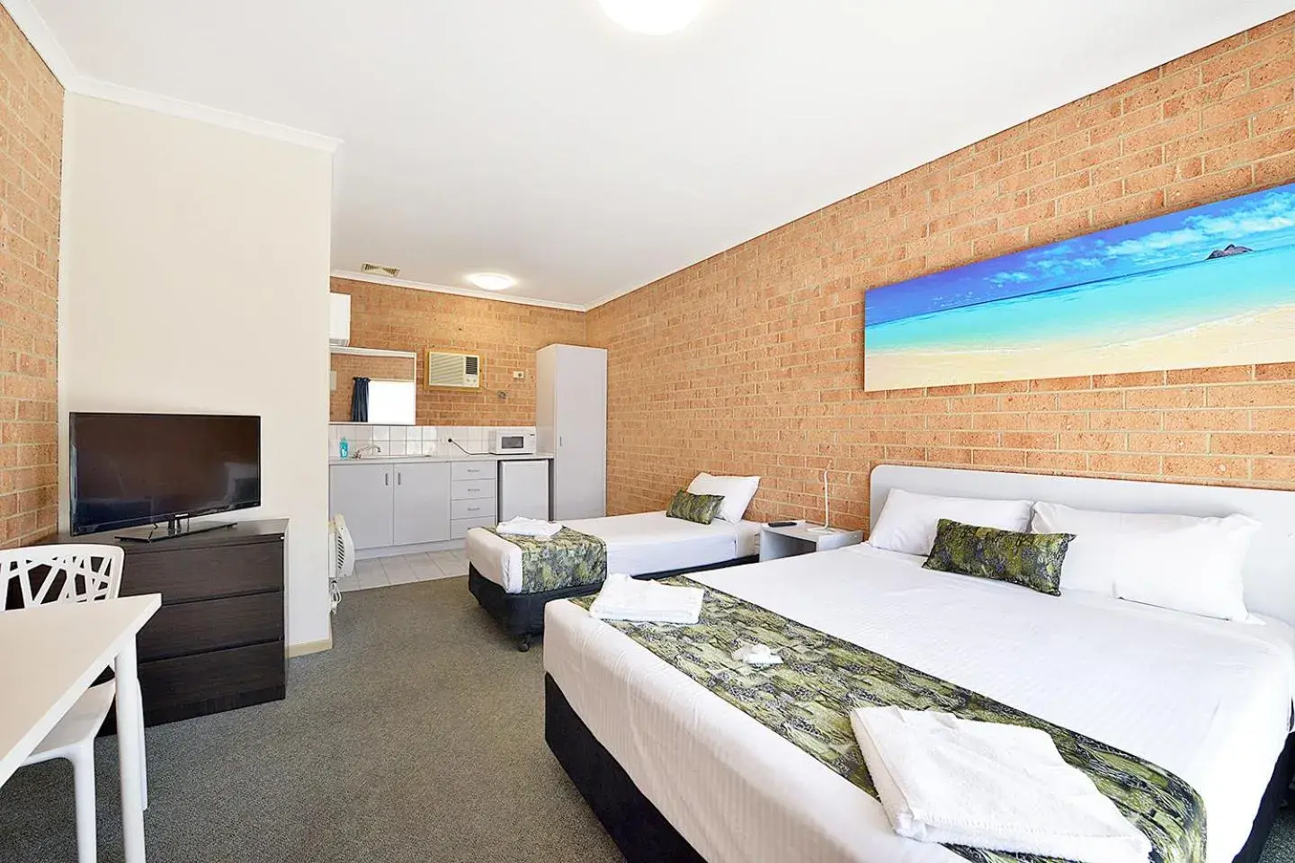 Triple Room in Cranbourne Motor Inn Triple Room in Cranbourne Motor Inn