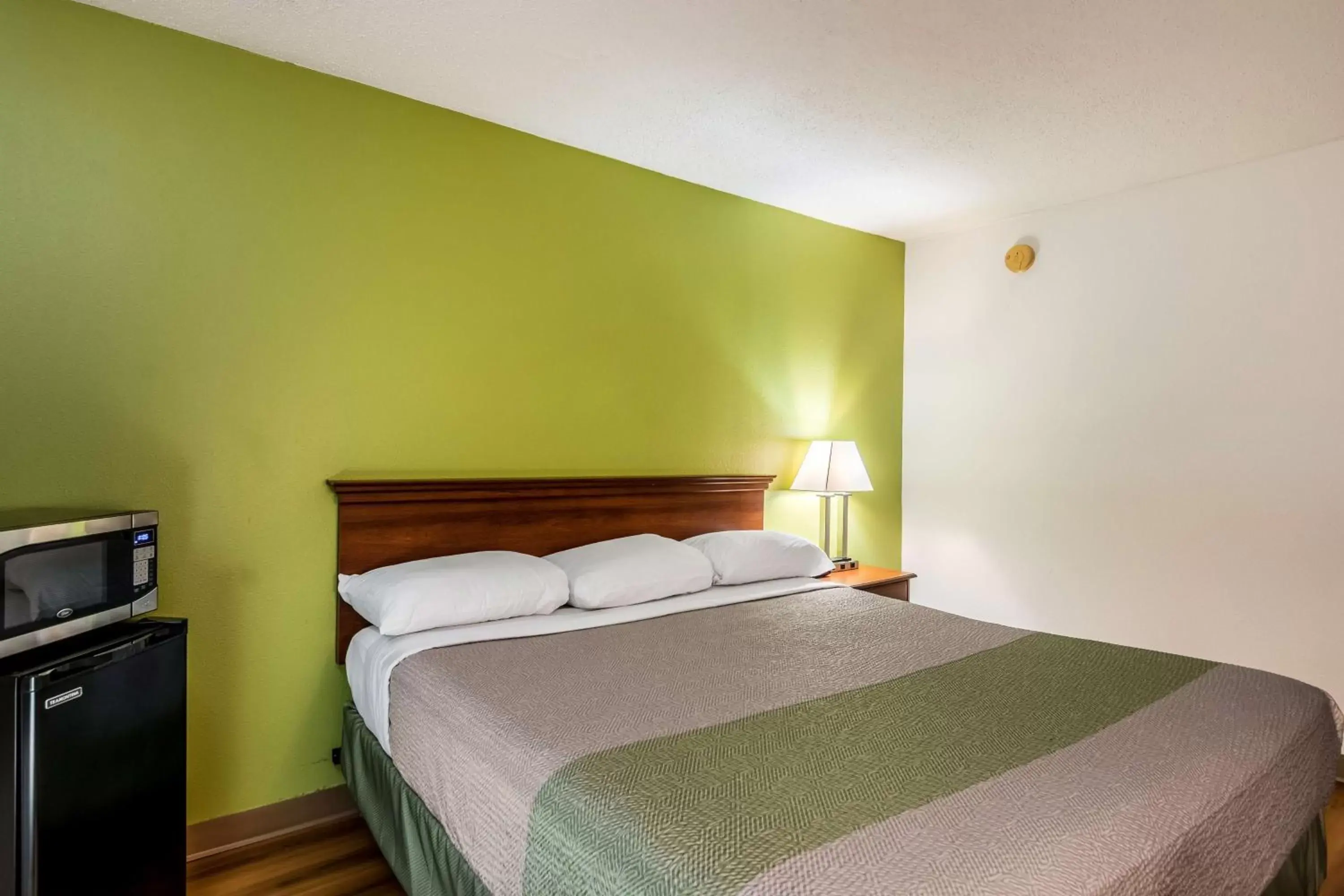 Queen Room - Disability Access - Roll in Shower in Motel 6-Petersburg, VA - Fort Lee Queen Room - Disability Access - Roll in Shower in Motel 6-Petersburg, VA - Fort Lee