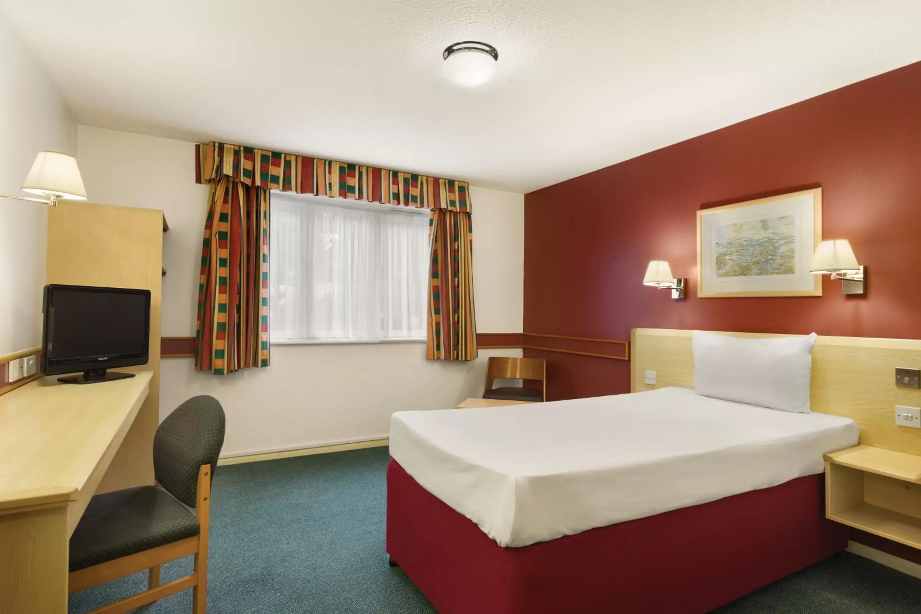 Double Room - Disability Access in Ramada London South Mimms Double Room - Disability Access in Ramada London South Mimms