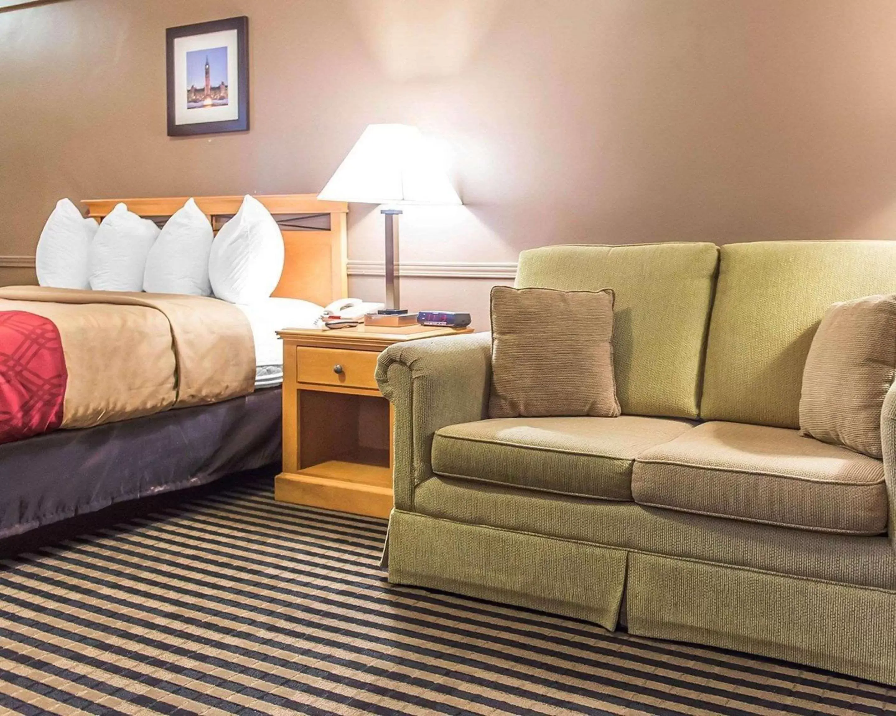 Deluxe Queen Room - Non-Smoking in Econo Lodge Downtown Deluxe Queen Room - Non-Smoking in Econo Lodge Downtown