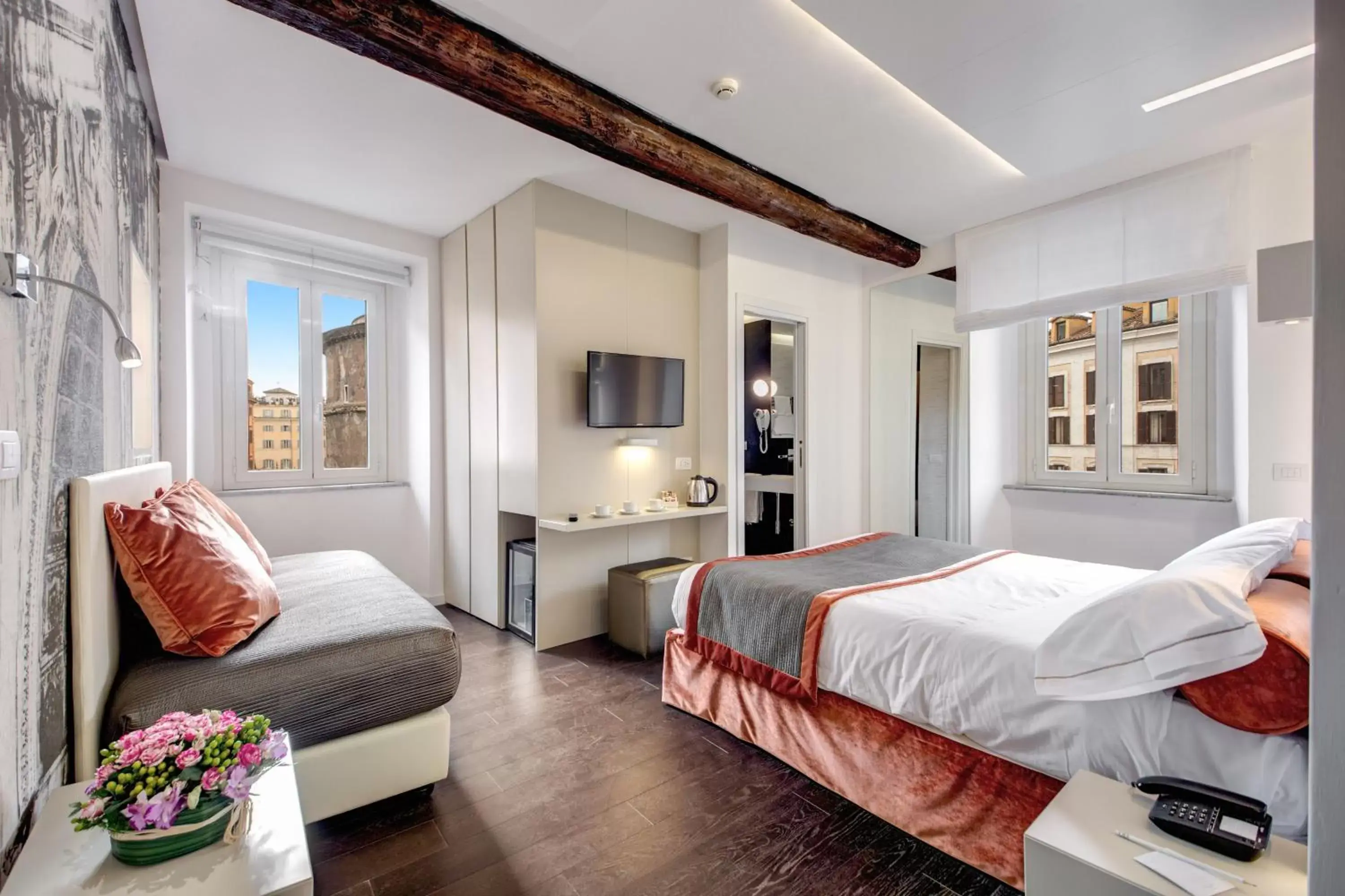 Junior Suite with Pantheon View in Albergo Abruzzi Junior Suite with Pantheon View in Albergo Abruzzi