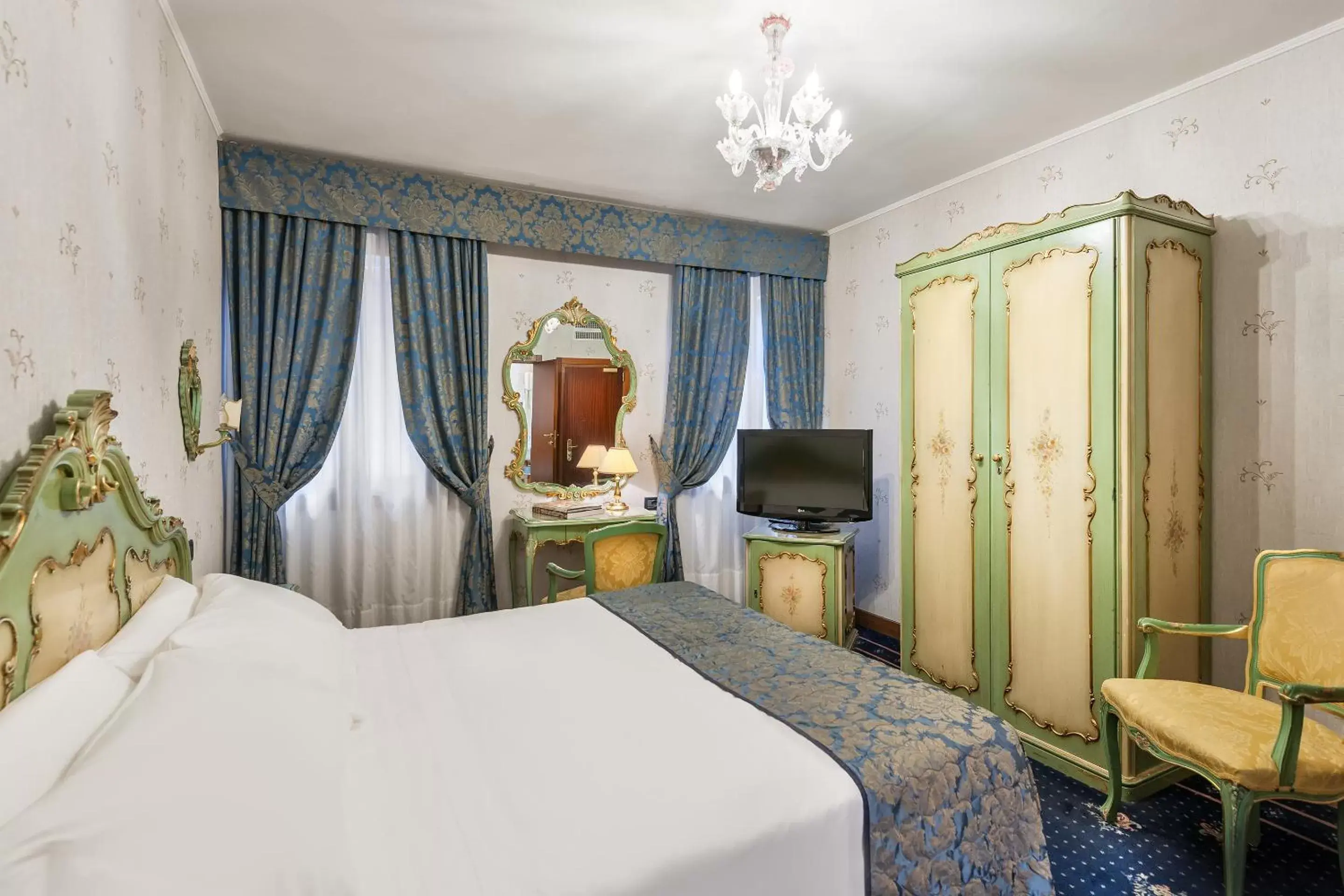 Classic Double or Twin Room in Hotel Montecarlo Classic Double or Twin Room in Hotel Montecarlo