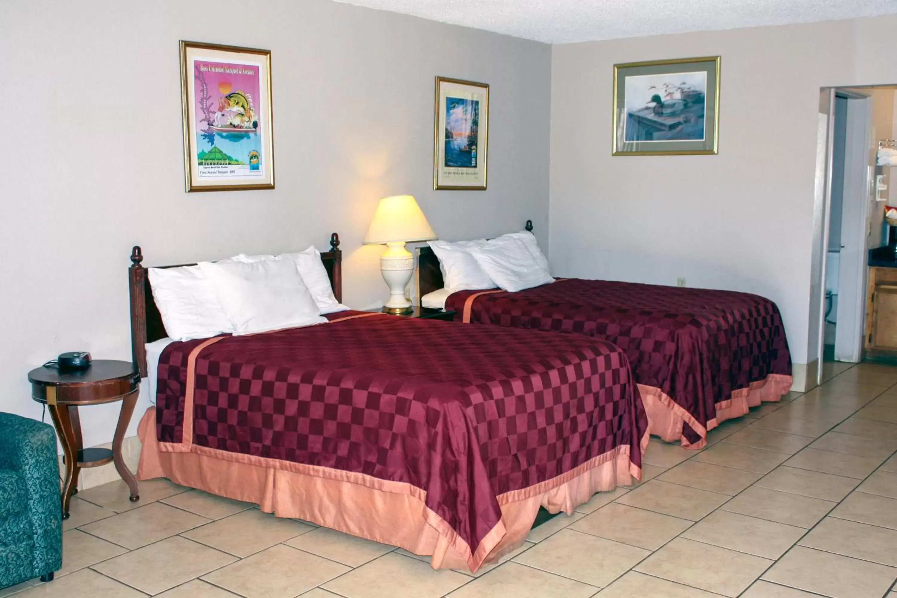 Standard Queen Room in Toledo Town Inn Standard Queen Room in Toledo Town Inn