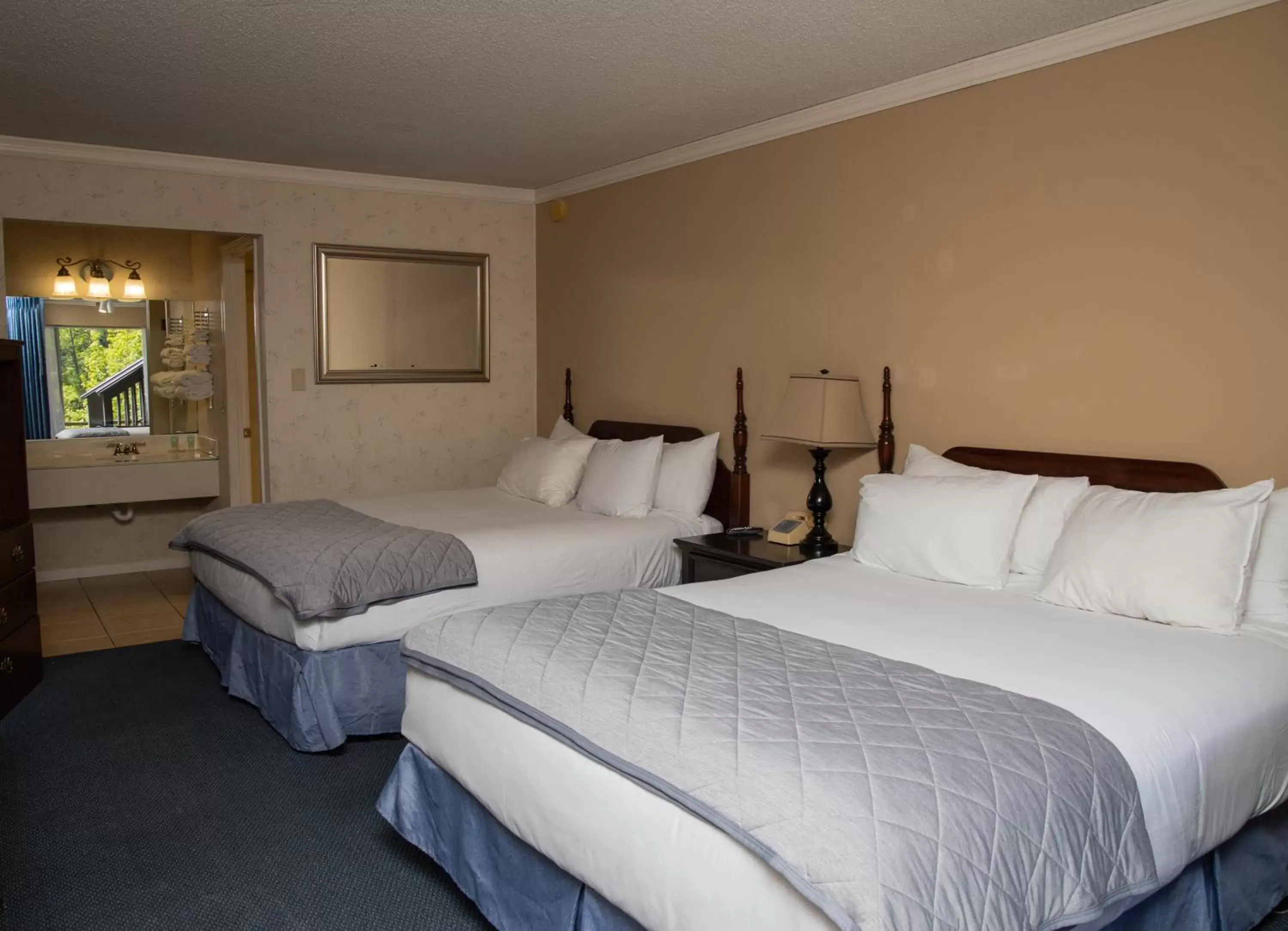 Queen Room with Two Queen Beds in The Occidental Lodge Queen Room with Two Queen Beds in The Occidental Lodge