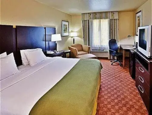 One-Bedroom King Suite with Balcony in Holiday Inn Express Hotel & Suites Muskogee by IHG One-Bedroom King Suite with Balcony in Holiday Inn Express Hotel & Suites Muskogee by IHG