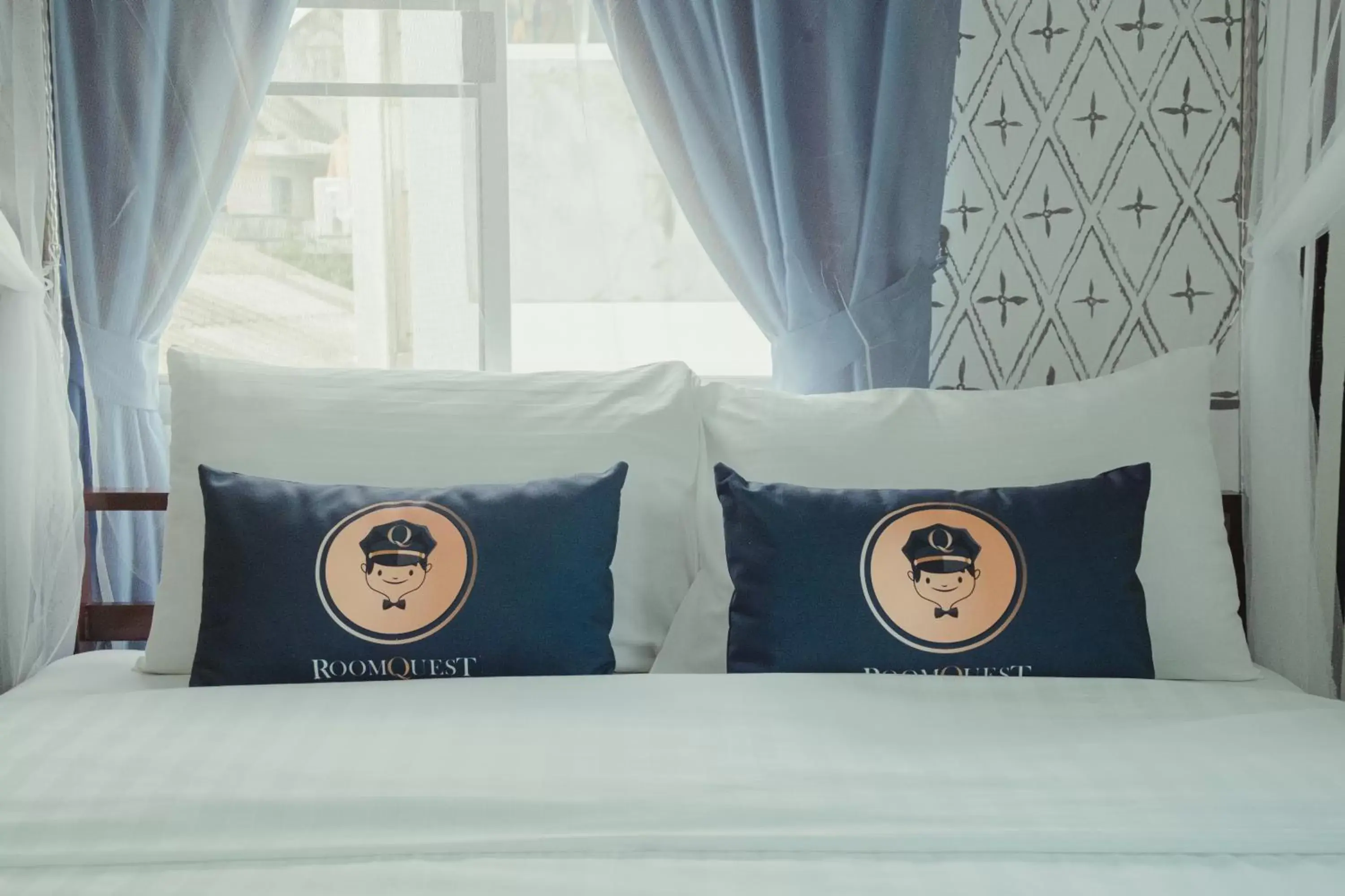 Superior Double or Twin Room in RoomQuest Chiang Mai Tha Phae Superior Double or Twin Room in RoomQuest Chiang Mai Tha Phae