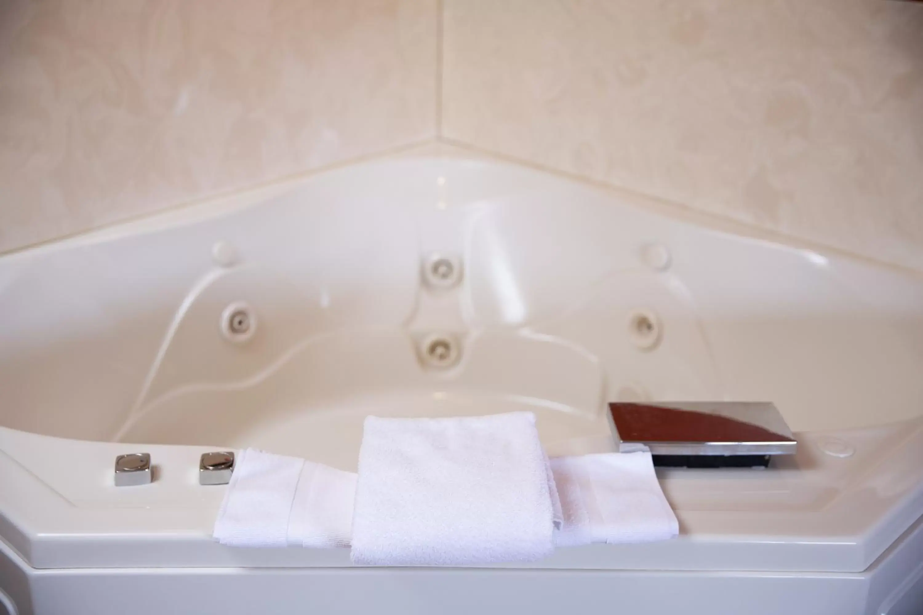 King Room with Roll-In Shower/Jetted Tub and Balcony - Hearing Accessible/Non-Smoking in AmericInn by Wyndham Pampa Event Center King Room with Roll-In Shower/Jetted Tub and Balcony - Hearing Accessible/Non-Smoking in AmericInn by Wyndham Pampa Event Center