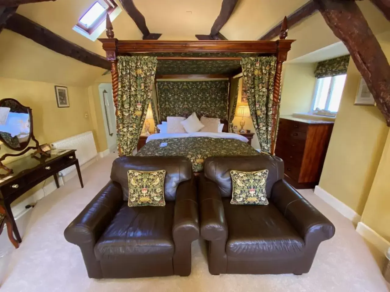 King Room in Plas Tan-Yr-Allt Historic Country House & Estate King Room in Plas Tan-Yr-Allt Historic Country House & Estate