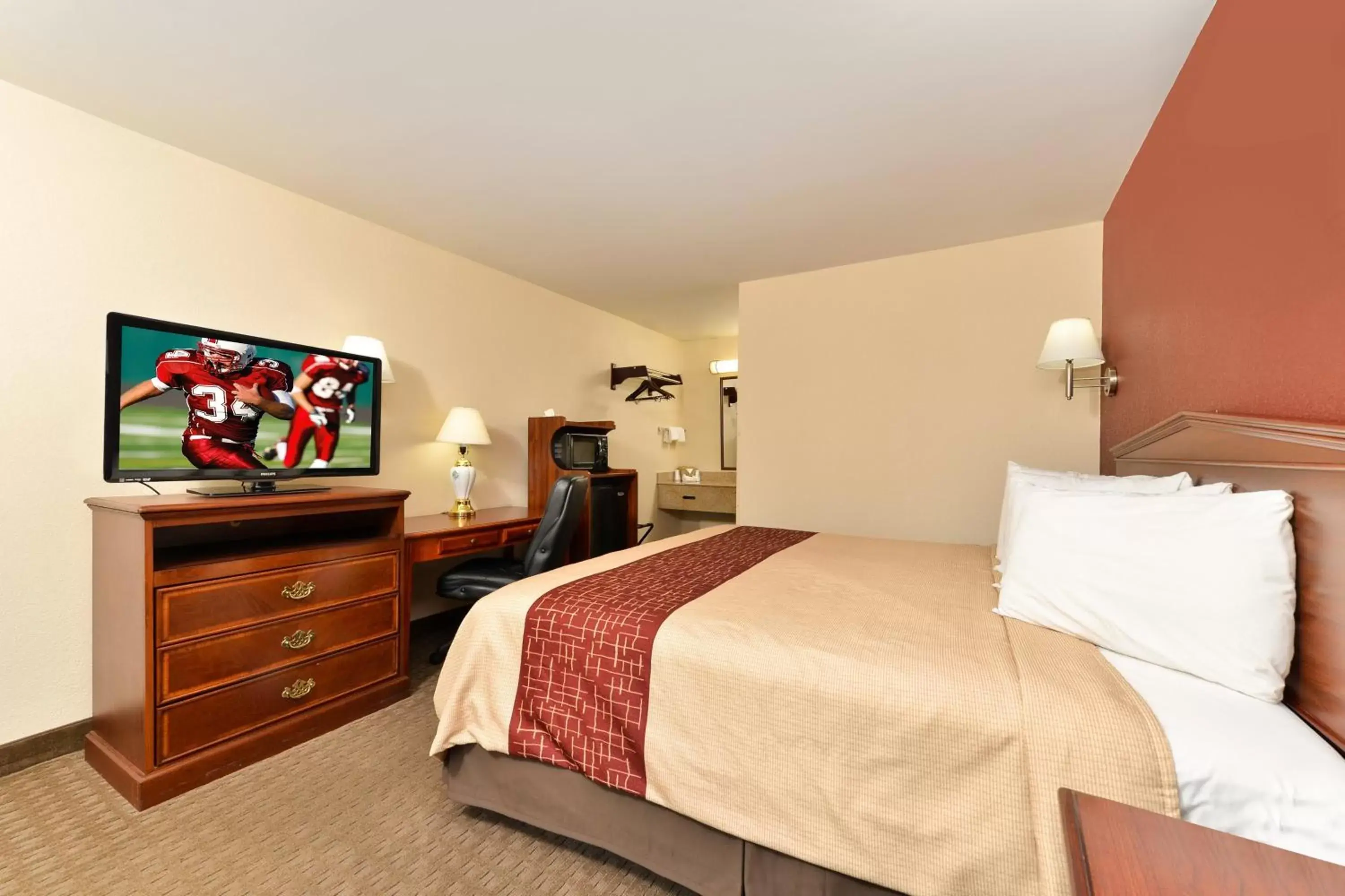 Deluxe King Room - Non-Smoking in Red Roof Inn Dalton Deluxe King Room - Non-Smoking in Red Roof Inn Dalton