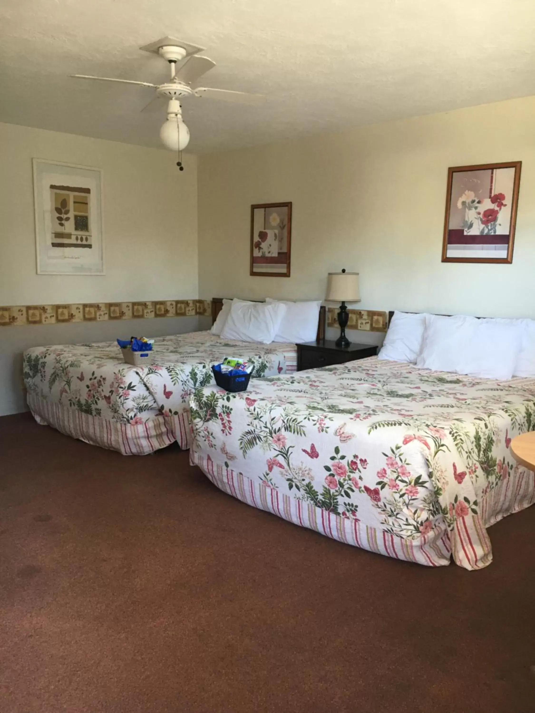 Queen Room in Lighthouse Inn Queen Room in Lighthouse Inn