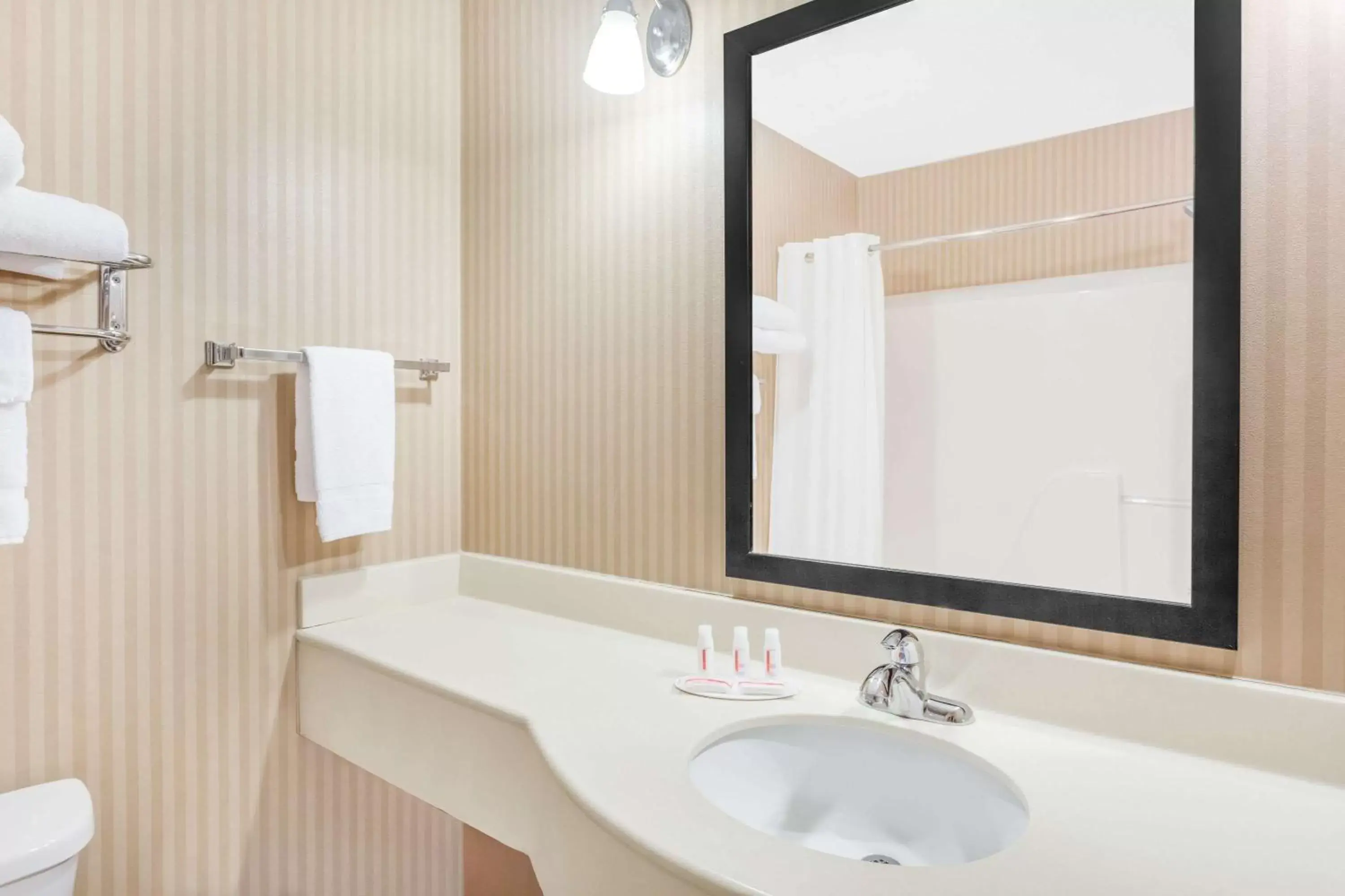 King Room - Non-Smoking in Baymont by Wyndham Cartersville King Room - Non-Smoking in Baymont by Wyndham Cartersville