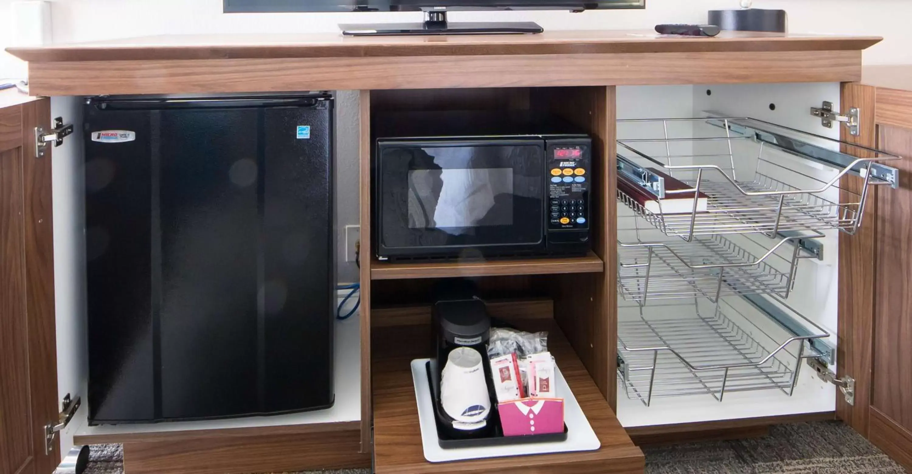 King Room with Accessible Tub - Mobility and Hearing Access/Non-Smoking in Hampton Inn Lakeland King Room with Accessible Tub - Mobility and Hearing Access/Non-Smoking in Hampton Inn Lakeland