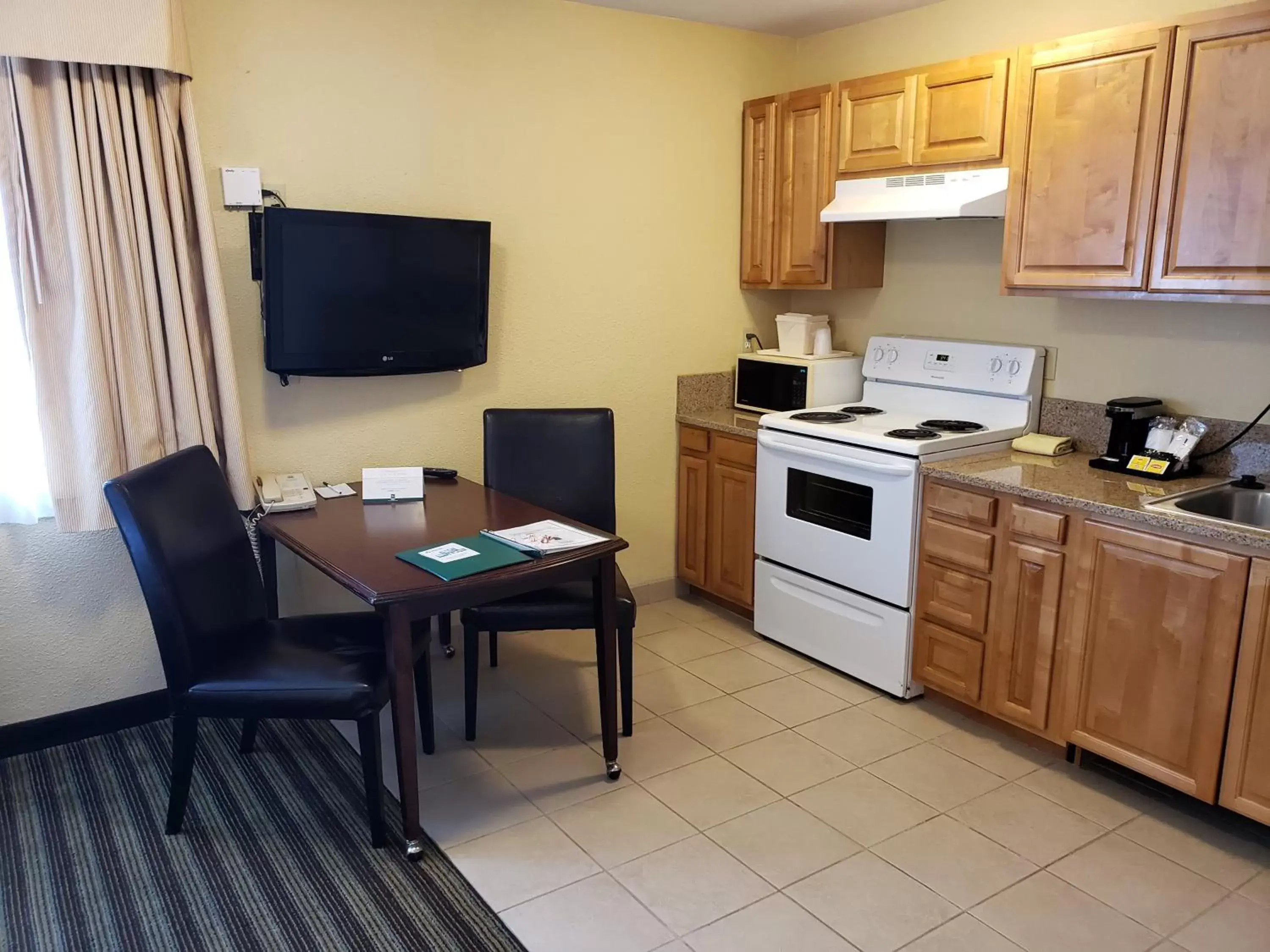 Efficiency Queen Room - Accessible/Non-Smoking in Quality Inn & Suites Vancouver - Hazel Dell Efficiency Queen Room - Accessible/Non-Smoking in Quality Inn & Suites Vancouver - Hazel Dell