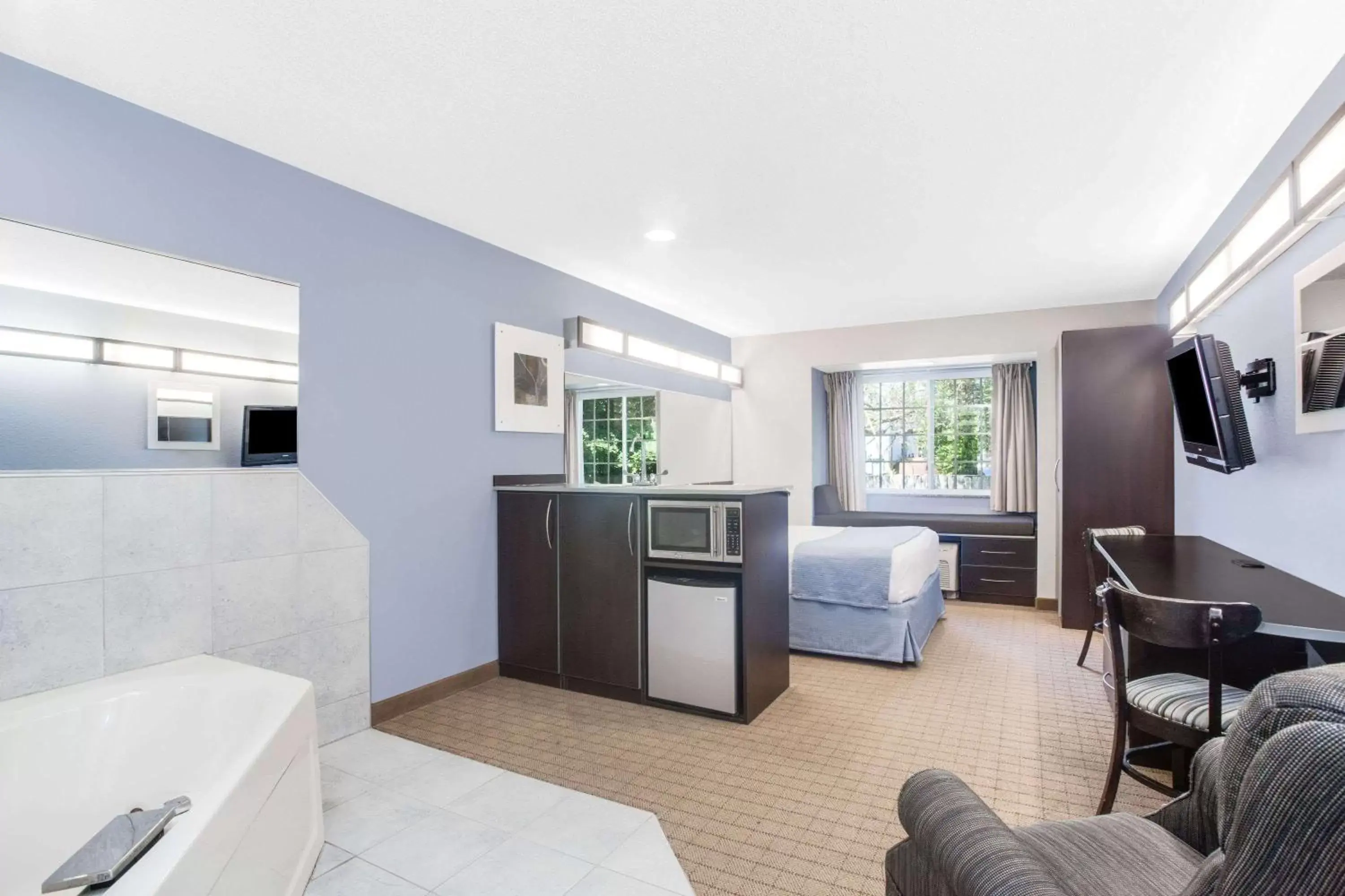 Deluxe Queen Studio Suite - Non-Smoking in Microtel Inn & Suites Bath Deluxe Queen Studio Suite - Non-Smoking in Microtel Inn & Suites Bath