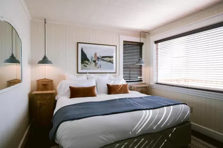 Bungalow - Water Front in Nick's Cove Bungalow - Water Front in Nick's Cove