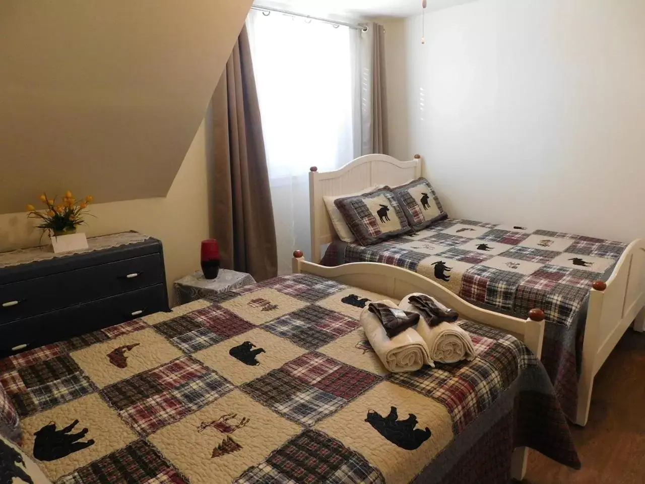 Double Room with Two Double Beds and Private Bathroom in Au Coeur De Magog Double Room with Two Double Beds and Private Bathroom in Au Coeur De Magog