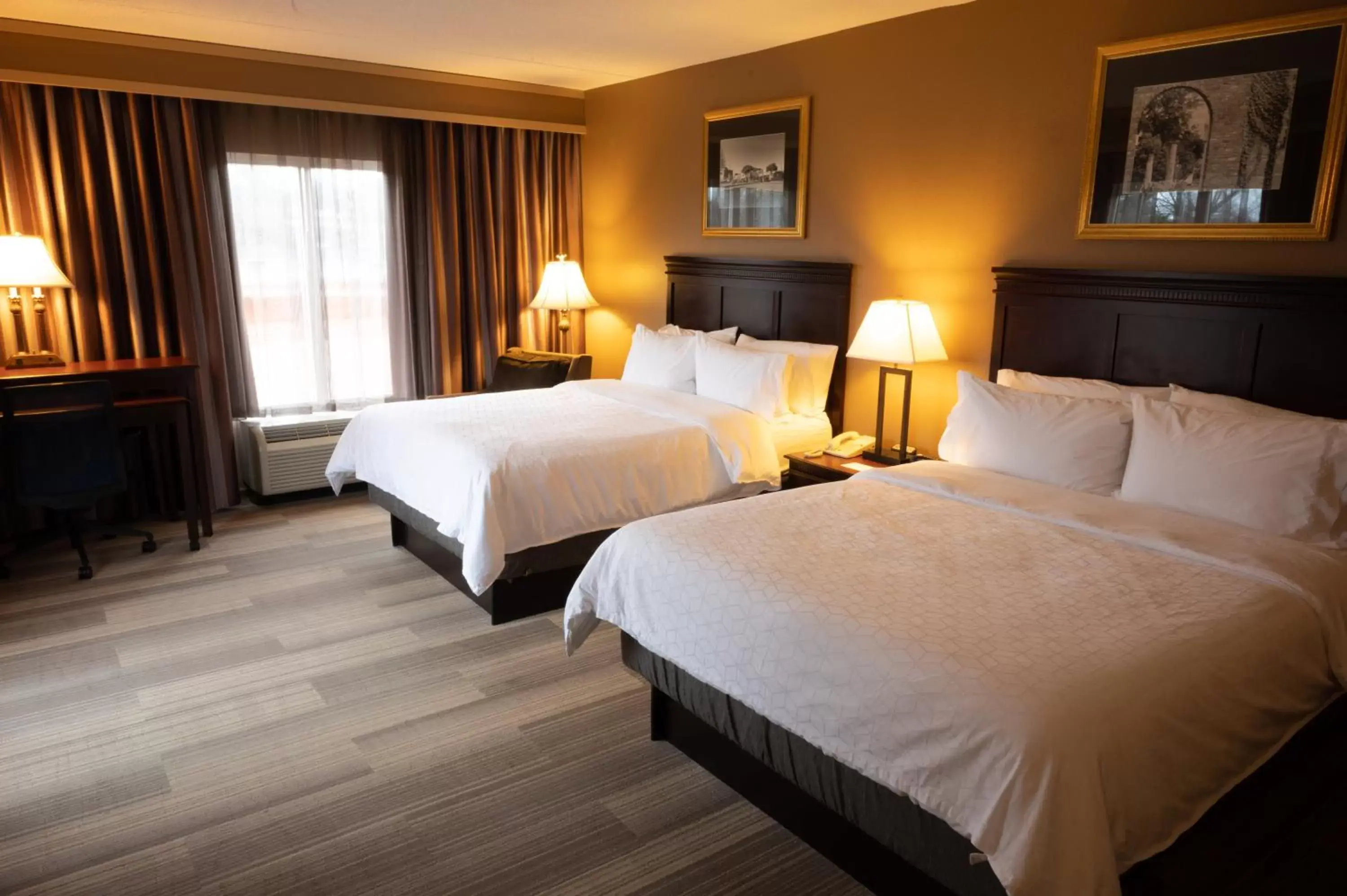 Double Room with Two Double Beds and Mobility Accessible Tub in Holiday Inn Express & Suites - Tuscaloosa-University, an IHG Hotel Double Room with Two Double Beds and Mobility Accessible Tub in Holiday Inn Express & Suites - Tuscaloosa-University, an IHG Hotel