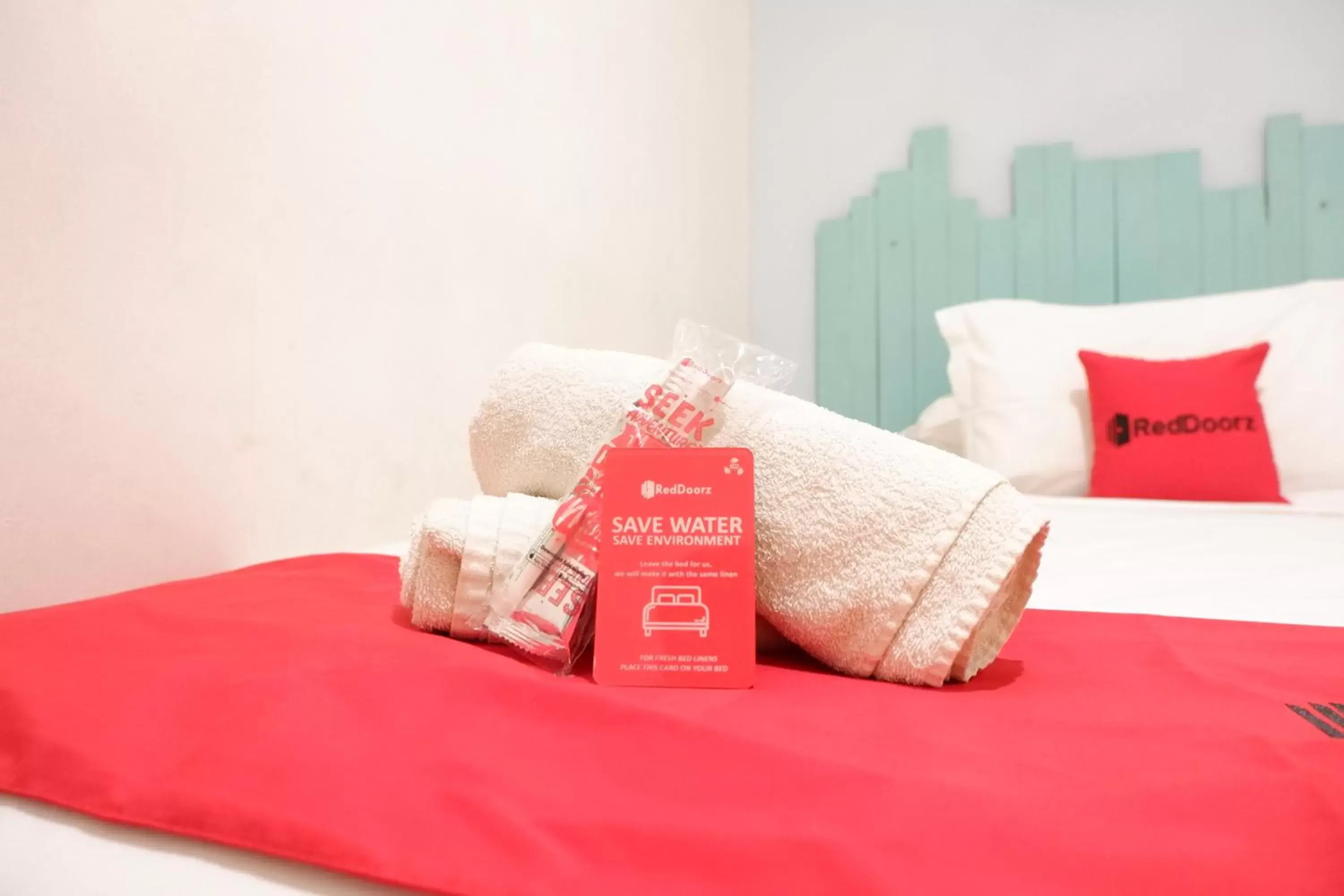 Small Double Room in Reddoorz at Just In Mataram City Small Double Room in Reddoorz at Just In Mataram City