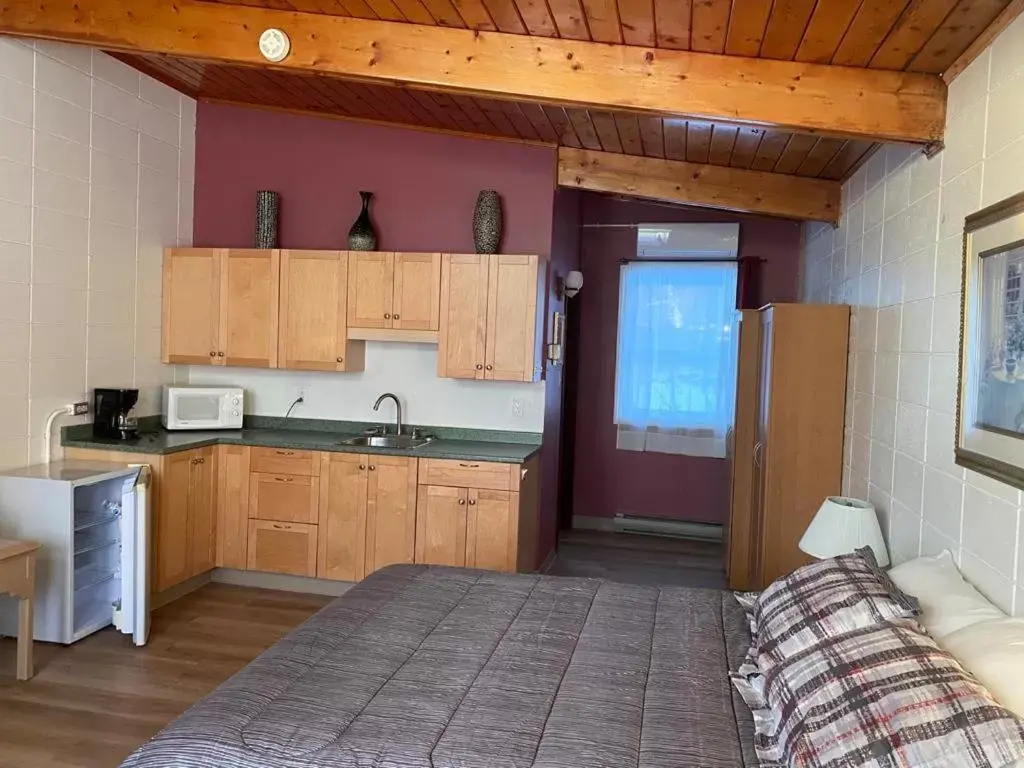 Superior Family Room in Huron Sands Motel and Restaurant Superior Family Room in Huron Sands Motel and Restaurant