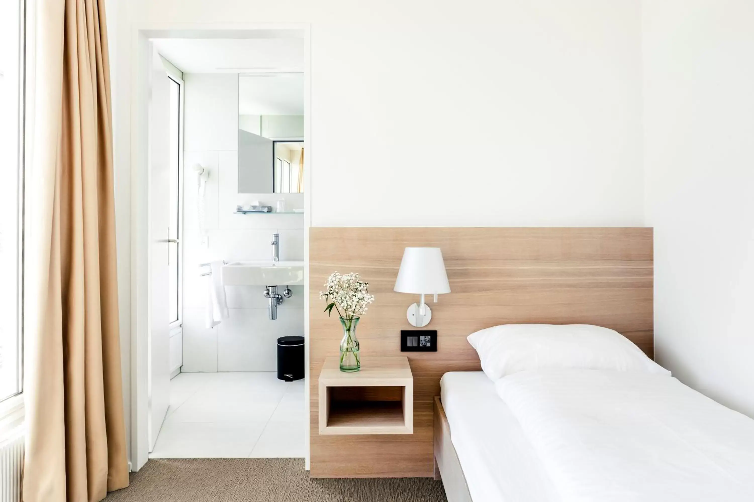 Single Room in Newstar Hotel (Free Parking) Single Room in Newstar Hotel (Free Parking)