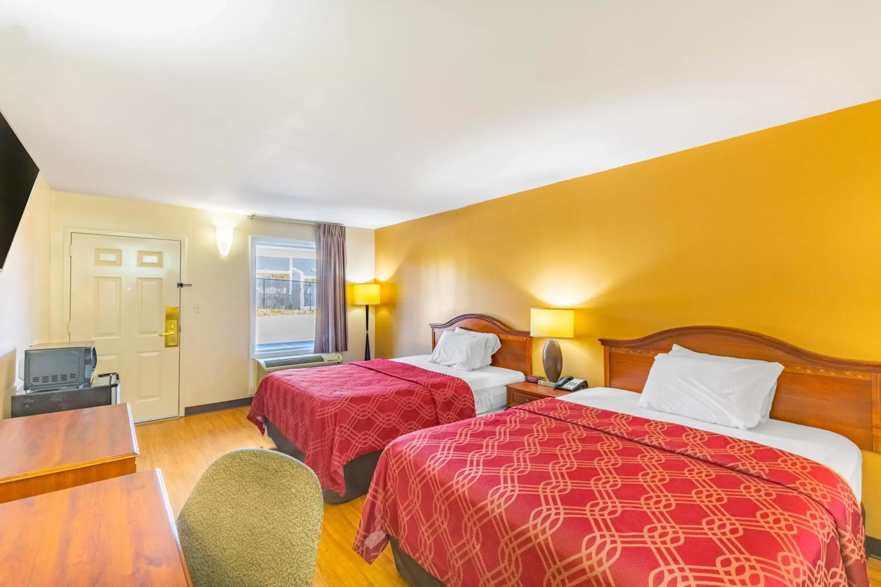 Standard Double Room with Two Double Beds - Smoking in Econo Lodge Gaffney Standard Double Room with Two Double Beds - Smoking in Econo Lodge Gaffney