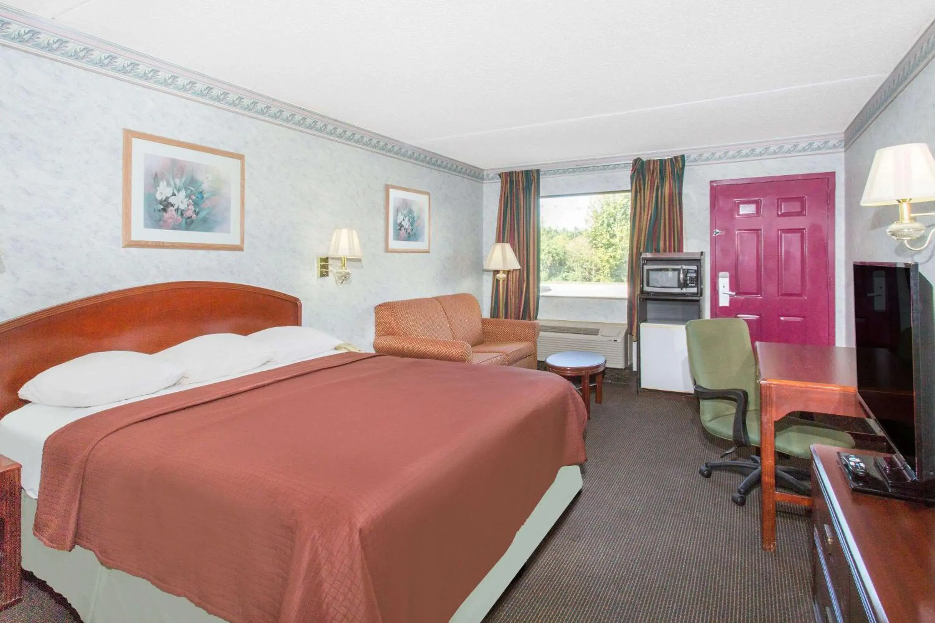 King Room - Disability Access/Non-Smoking in Days Inn & Suites by Wyndham Bentonville King Room - Disability Access/Non-Smoking in Days Inn & Suites by Wyndham Bentonville