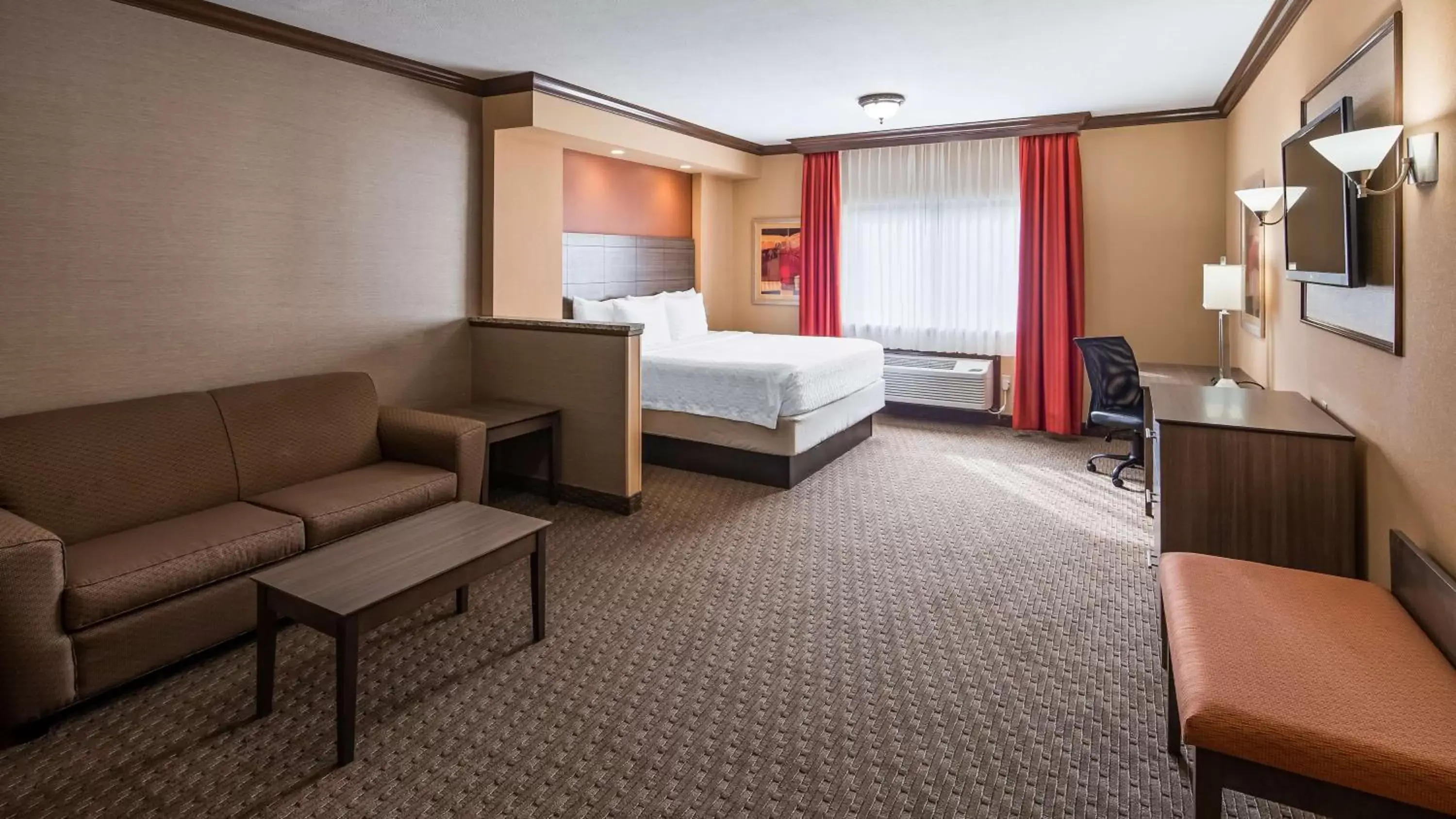 King Suite - Mobility Accessible/Non-Smoking in Best Western Plus North Canton Inn & Suites King Suite - Mobility Accessible/Non-Smoking in Best Western Plus North Canton Inn & Suites