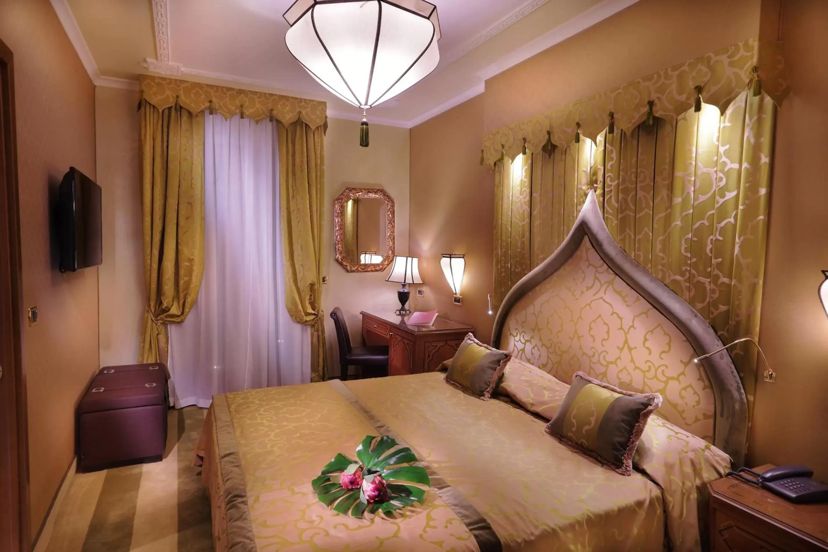 Deluxe Double Room with Canal View in Ai Mori d'Oriente Deluxe Double Room with Canal View in Ai Mori d'Oriente