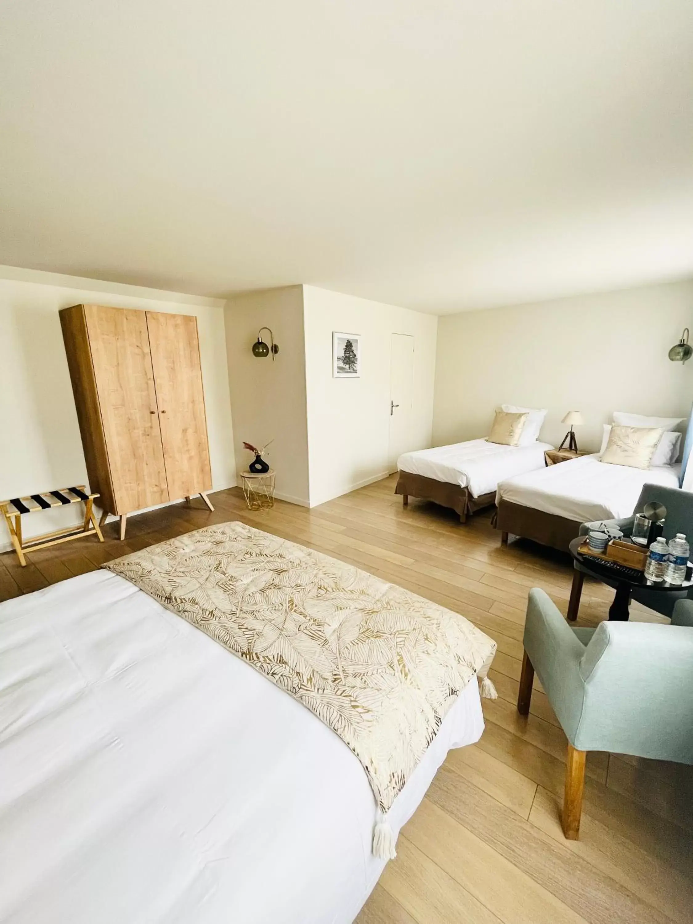 Quadruple Room in Hôtel des Isles Quadruple Room in Hôtel des Isles