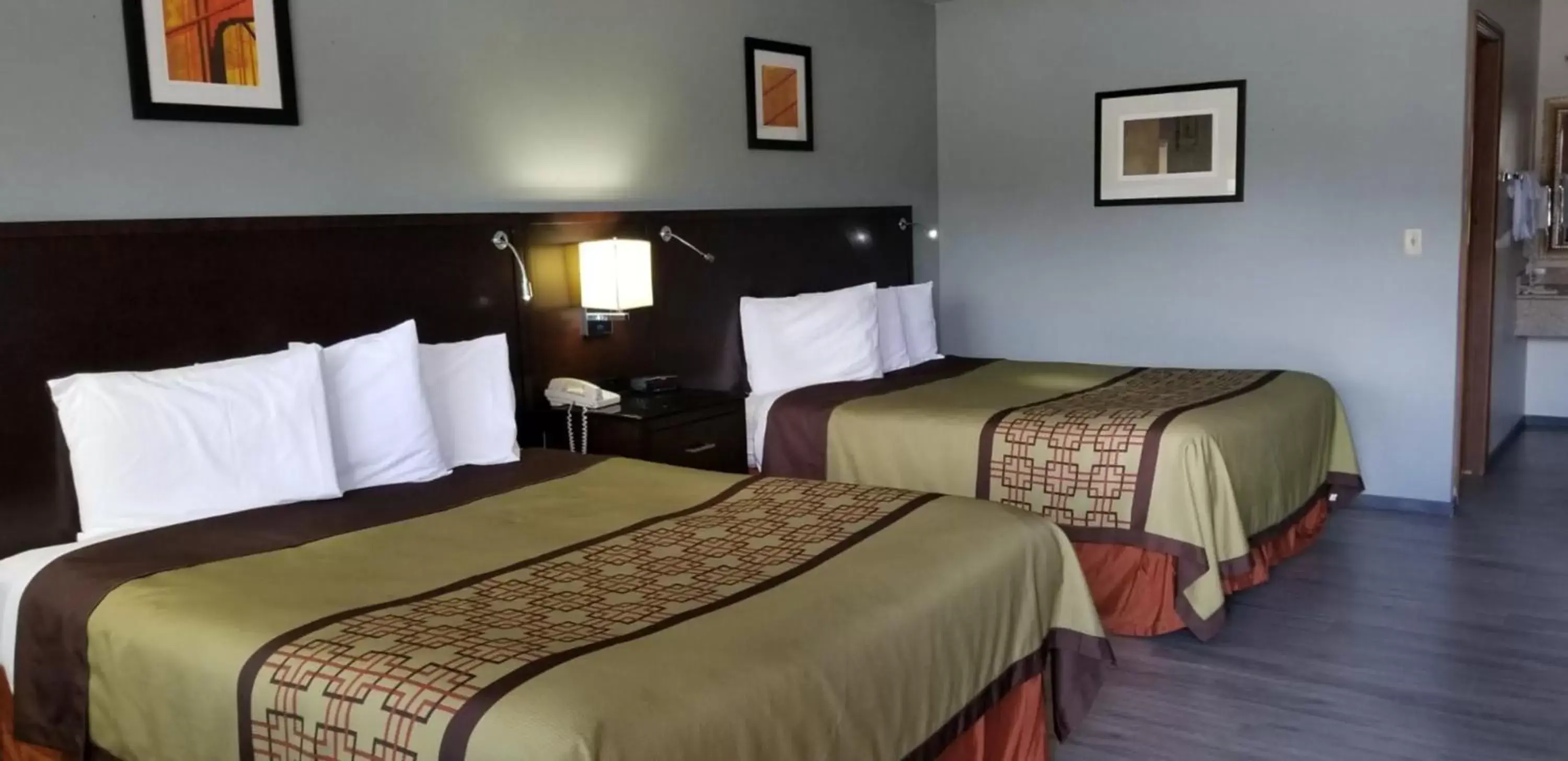 Deluxe Queen Room with Two Queen Beds in Stewart Lodge Deluxe Queen Room with Two Queen Beds in Stewart Lodge