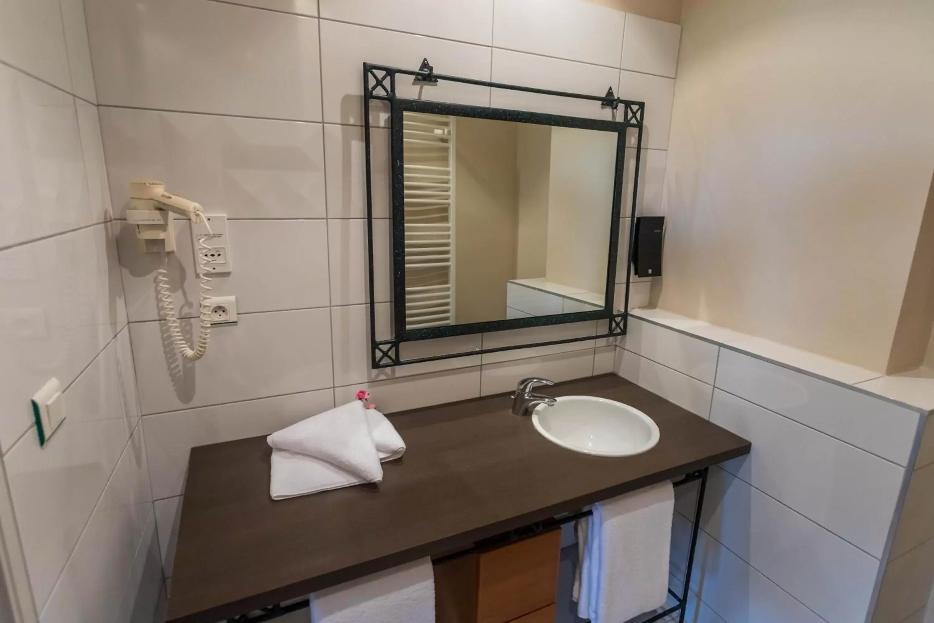 Double Room in CÔTE GARONNE le BALCON DES DAMES -hôtel et restaurant- Tonneins Fauillet Marmande - vue panoramique bord de Garonne chambres climatisées Double Room in CÔTE GARONNE le BALCON DES DAMES -hôtel et restaurant- Tonneins Fauillet Marmande - vue panoramique bord de Garonne chambres climatisées