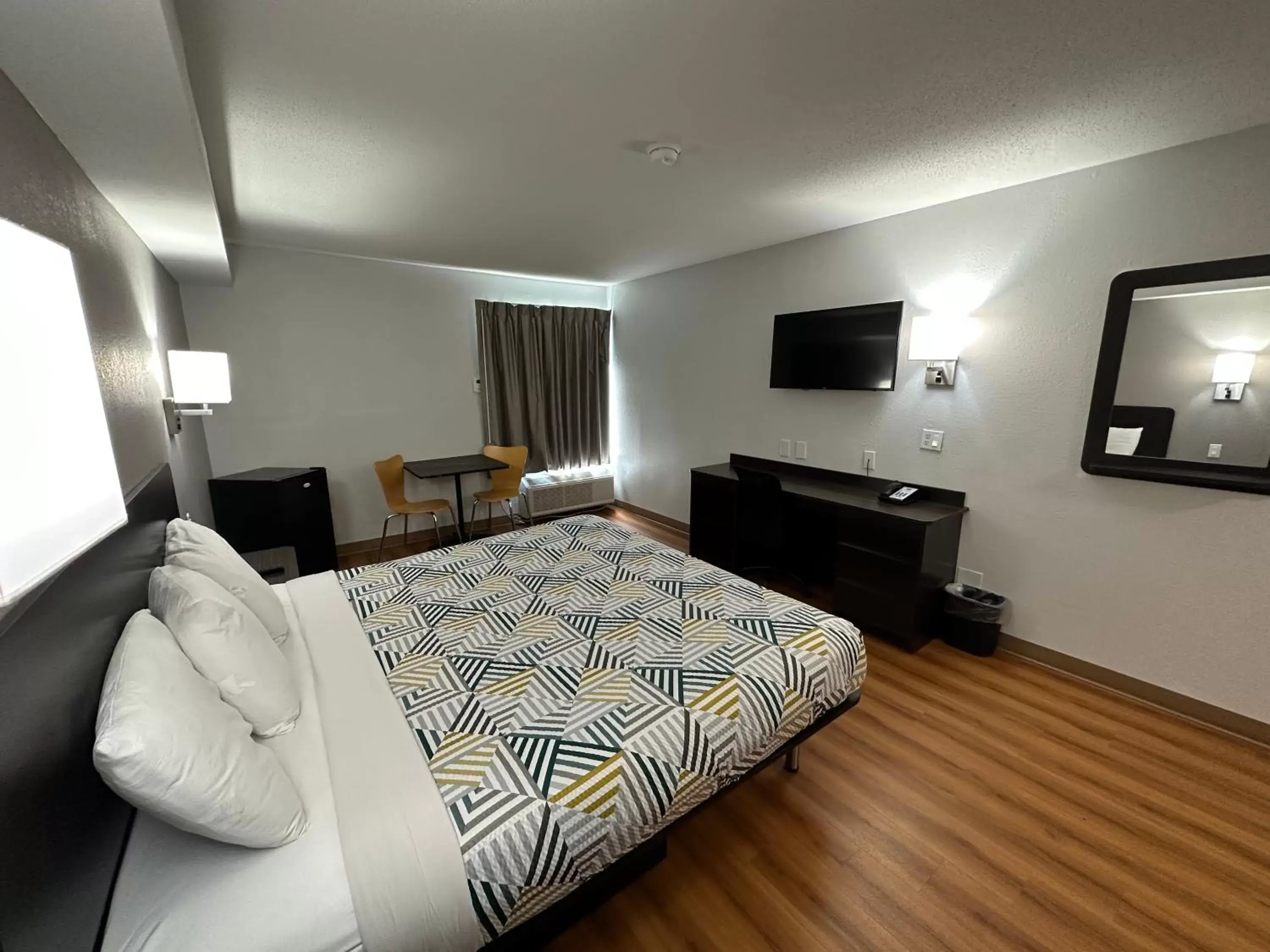 Deluxe King Room - single occupancy - Non-Smoking in Motel 6-Greensboro, NC - Airport Deluxe King Room - single occupancy - Non-Smoking in Motel 6-Greensboro, NC - Airport