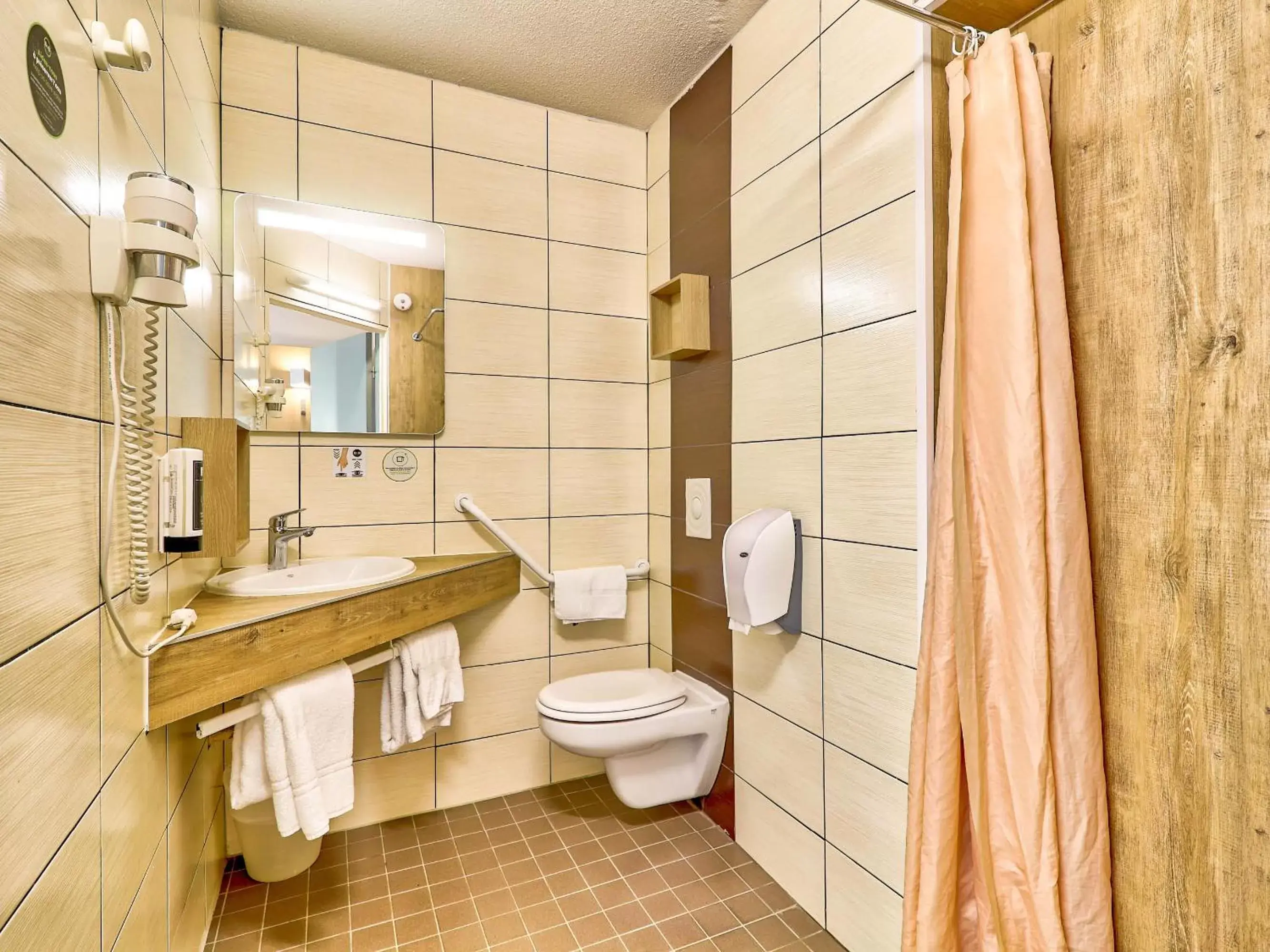 Double Room - Disability Access in B&B HOTEL Clermont-Ferrand Sud Aubière Double Room - Disability Access in B&B HOTEL Clermont-Ferrand Sud Aubière