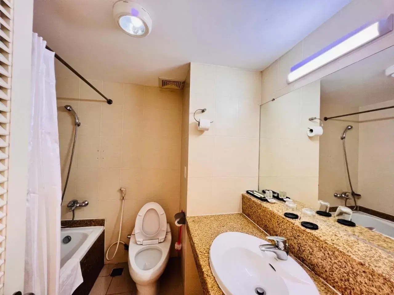 Double or Twin Room with Partial Sea View in The Coast Hotel Vung Tau Double or Twin Room with Partial Sea View in The Coast Hotel Vung Tau