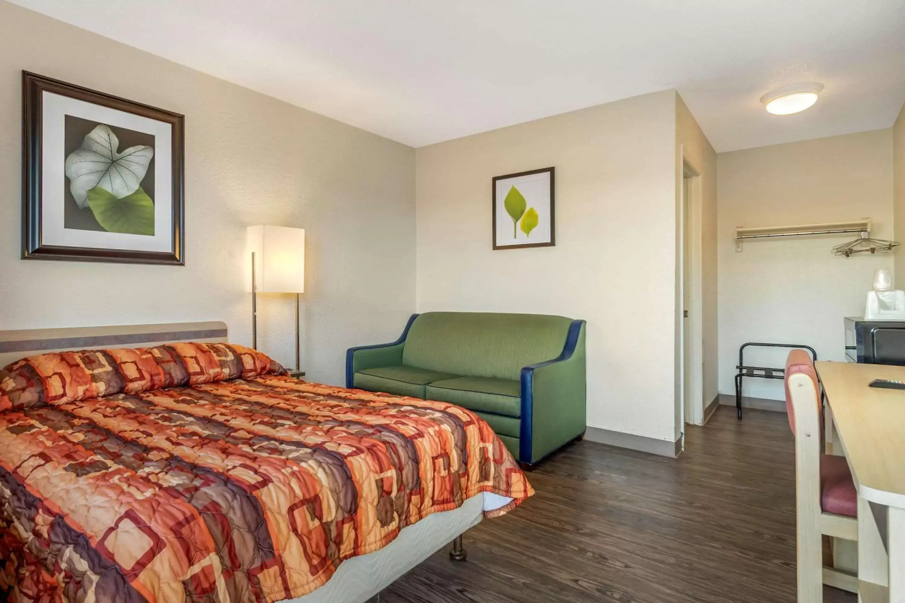 Queen Room - Non-Smoking in Rodeway Inn Queen Room - Non-Smoking in Rodeway Inn