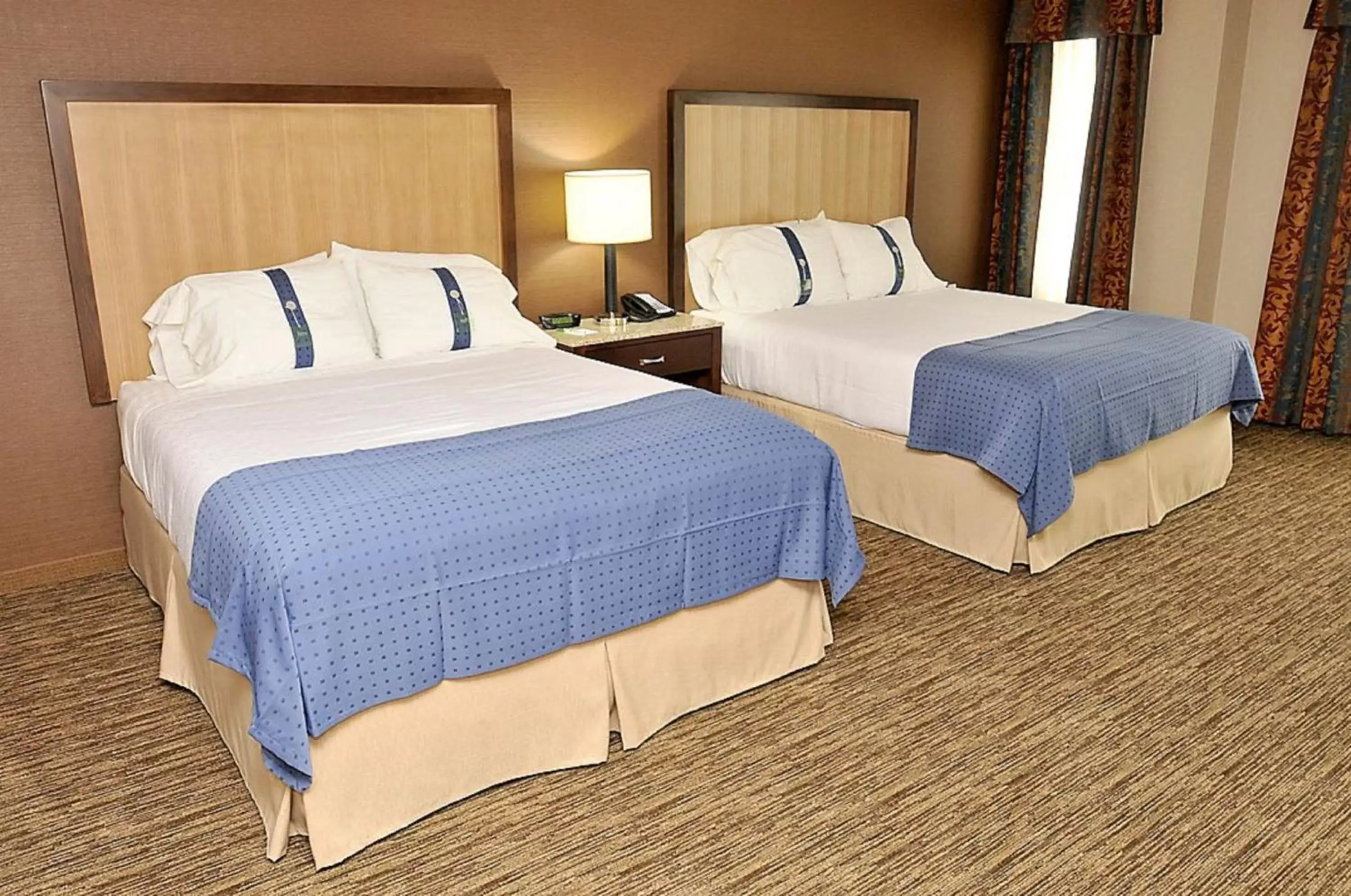 Queen Room with Two Queen Beds in Holiday Inn Hotel & Suites Surrey East - Cloverdale, an IHG Hotel Queen Room with Two Queen Beds in Holiday Inn Hotel & Suites Surrey East - Cloverdale, an IHG Hotel