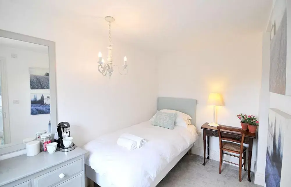 Single Room with En Suite Shower - single occupancy in Poplars Farm Single Room with En Suite Shower - single occupancy in Poplars Farm