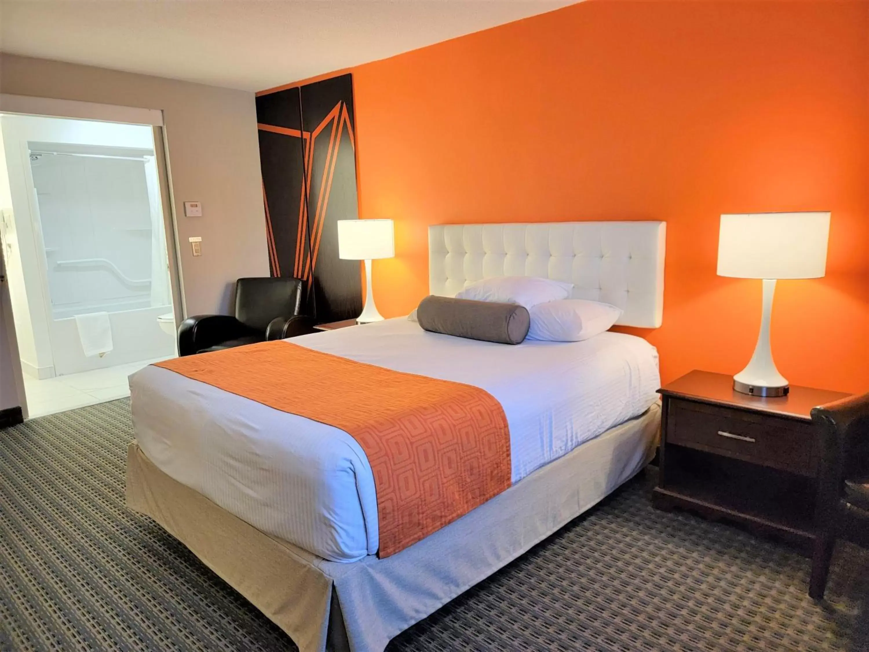 Queen Room - Disability Access - Non-Smoking in Howard Johnson by Wyndham Gravenhurst Queen Room - Disability Access - Non-Smoking in Howard Johnson by Wyndham Gravenhurst