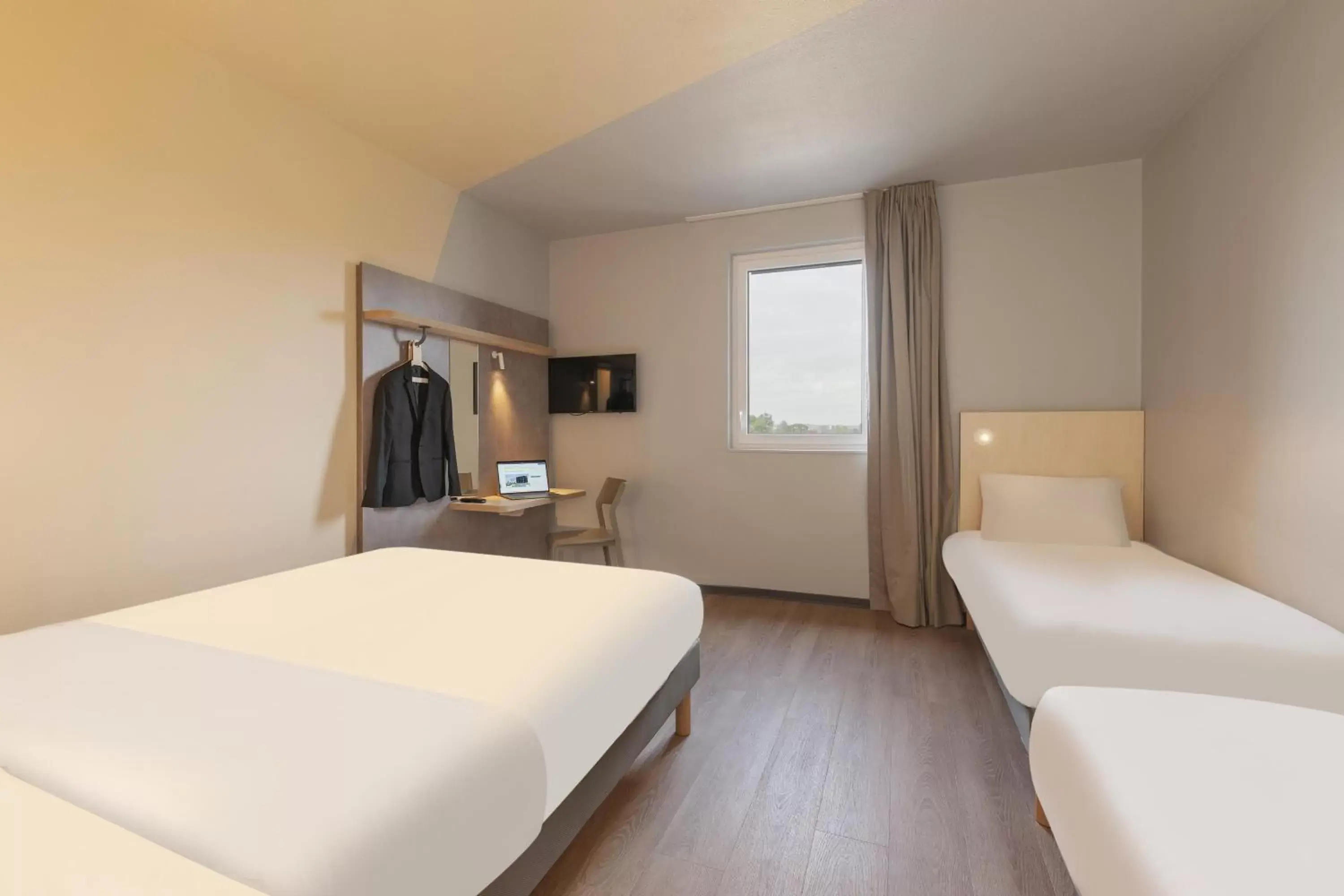 Family Double Room with One Double Bed and Two Single Beds in Ibis Budget Mont De Marsan Family Double Room with One Double Bed and Two Single Beds in Ibis Budget Mont De Marsan