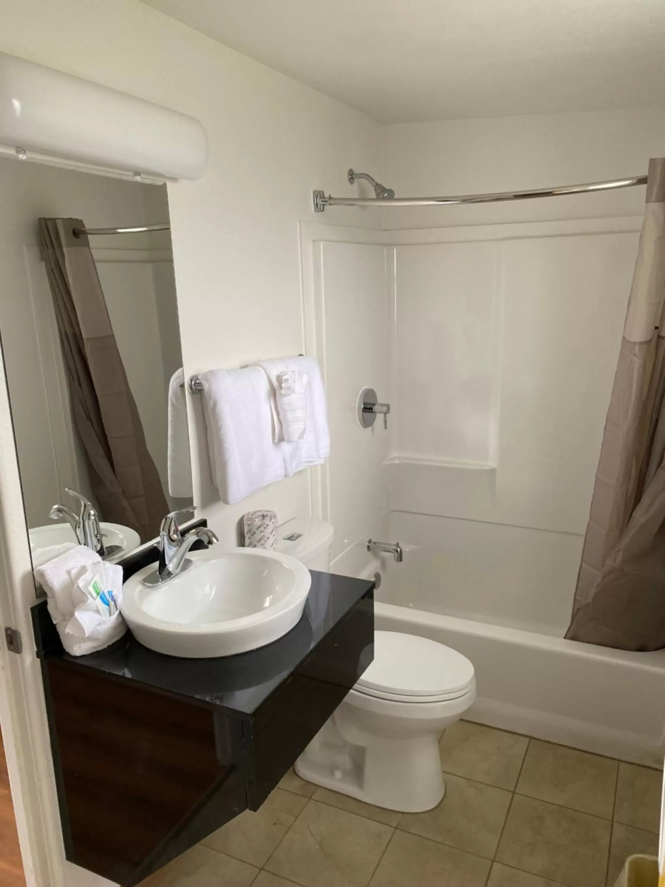 Deluxe Queen Room in Othello Inn And Suites Deluxe Queen Room in Othello Inn And Suites