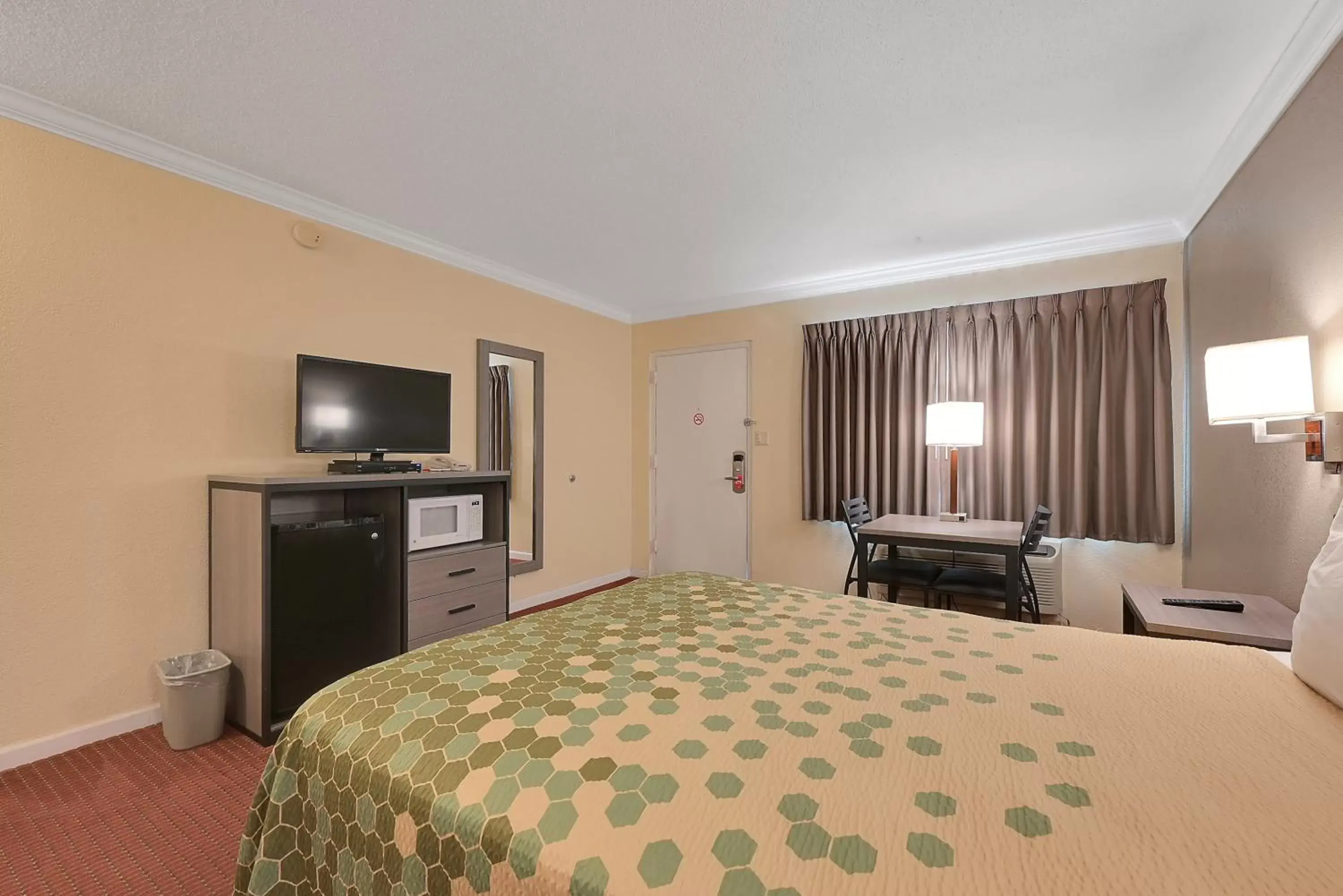 Queen Room - Smoking in Econo Lodge Woodland near I-5 Queen Room - Smoking in Econo Lodge Woodland near I-5