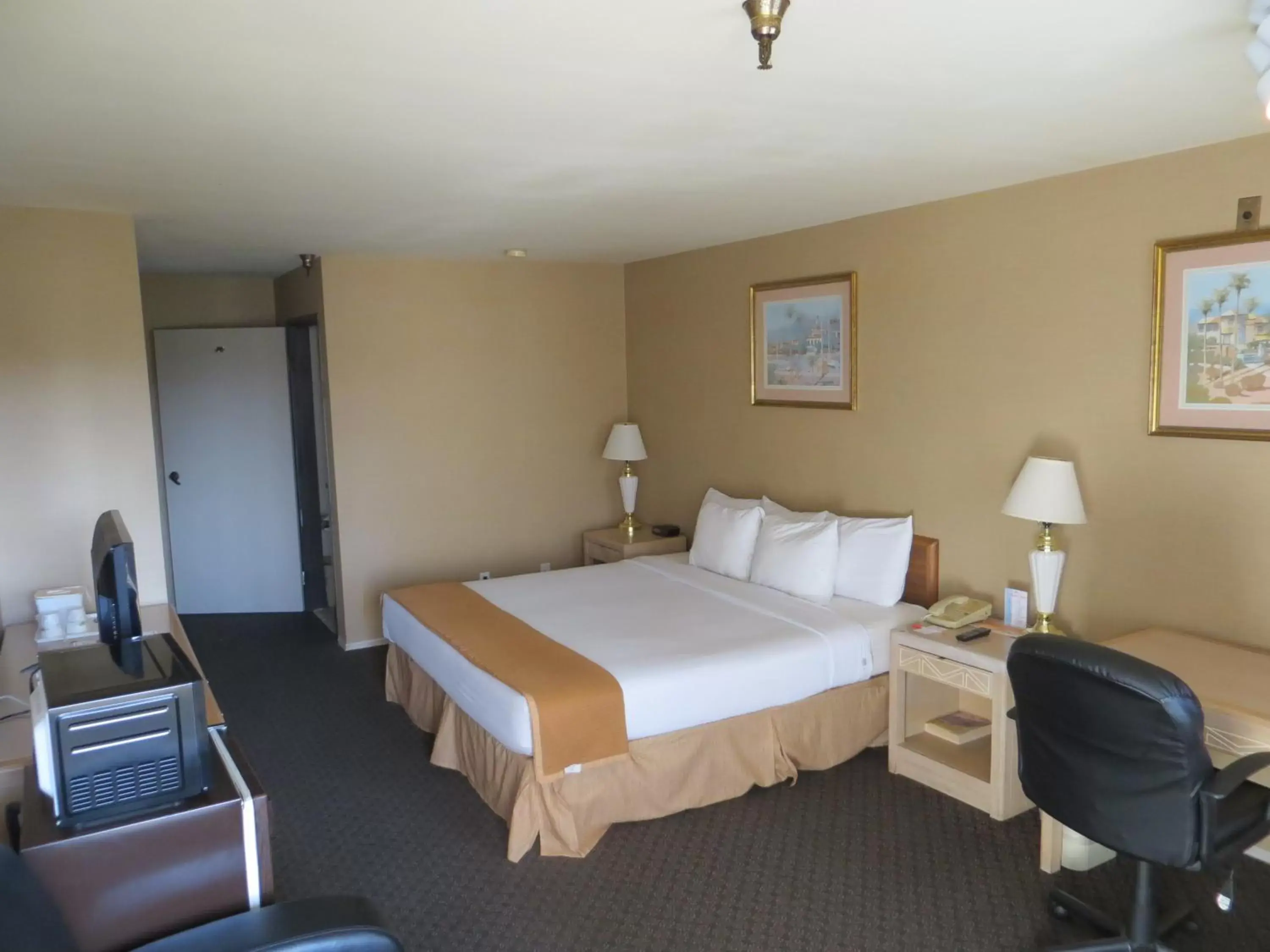 King Room - Non-Smoking in Howard Johnson by Wyndham Torrance King Room - Non-Smoking in Howard Johnson by Wyndham Torrance