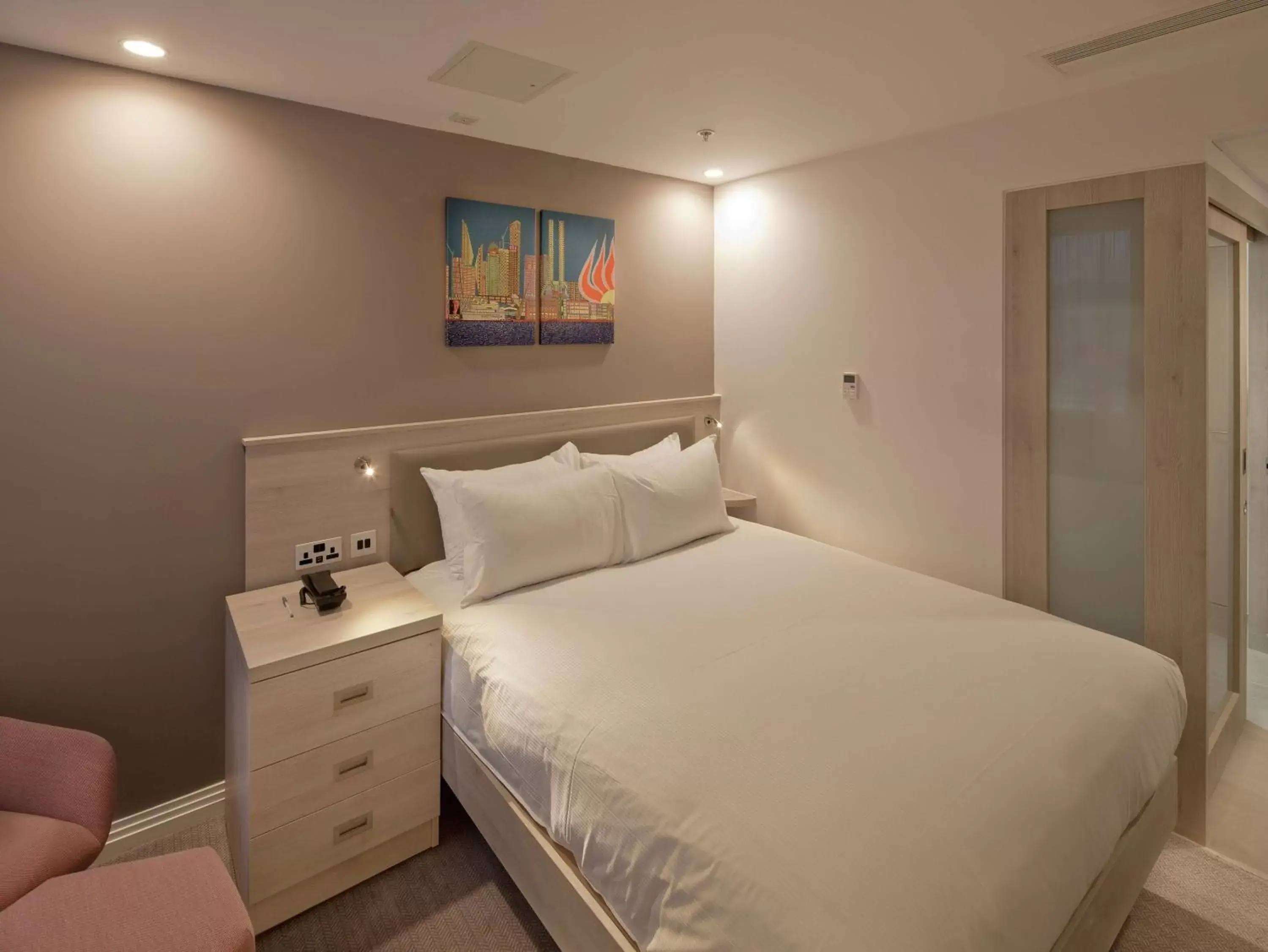 Queen Room in Hampton By Hilton Leeds City Centre Queen Room in Hampton By Hilton Leeds City Centre