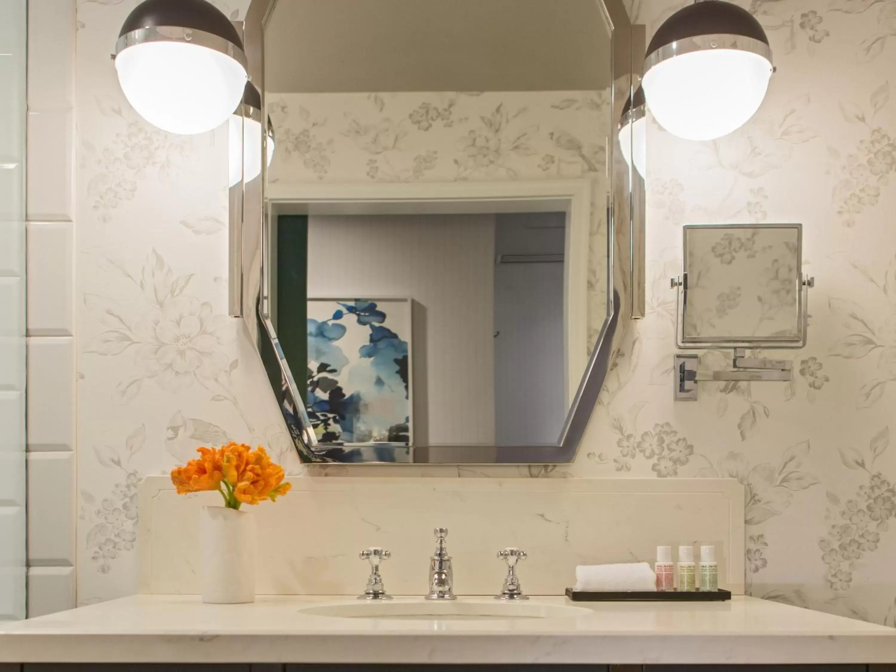 One-Bedroom Suite in Kimpton Cardinal Hotel by IHG One-Bedroom Suite in Kimpton Cardinal Hotel by IHG